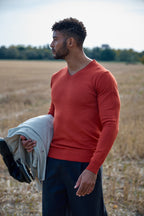 Pull Col V en Maille Fine – Élégance Urbaine