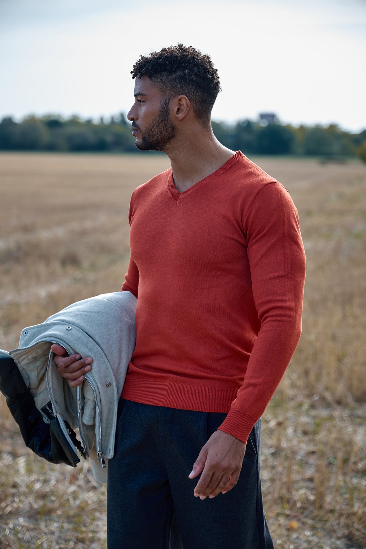 Pull Col V en Maille Fine – Élégance Urbaine