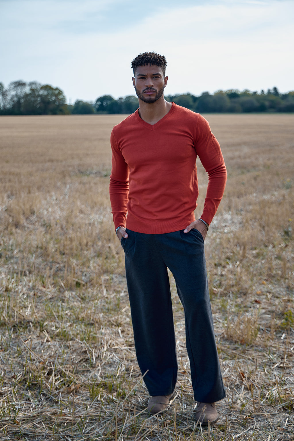 Pull Col V en Maille Fine – Élégance Urbaine