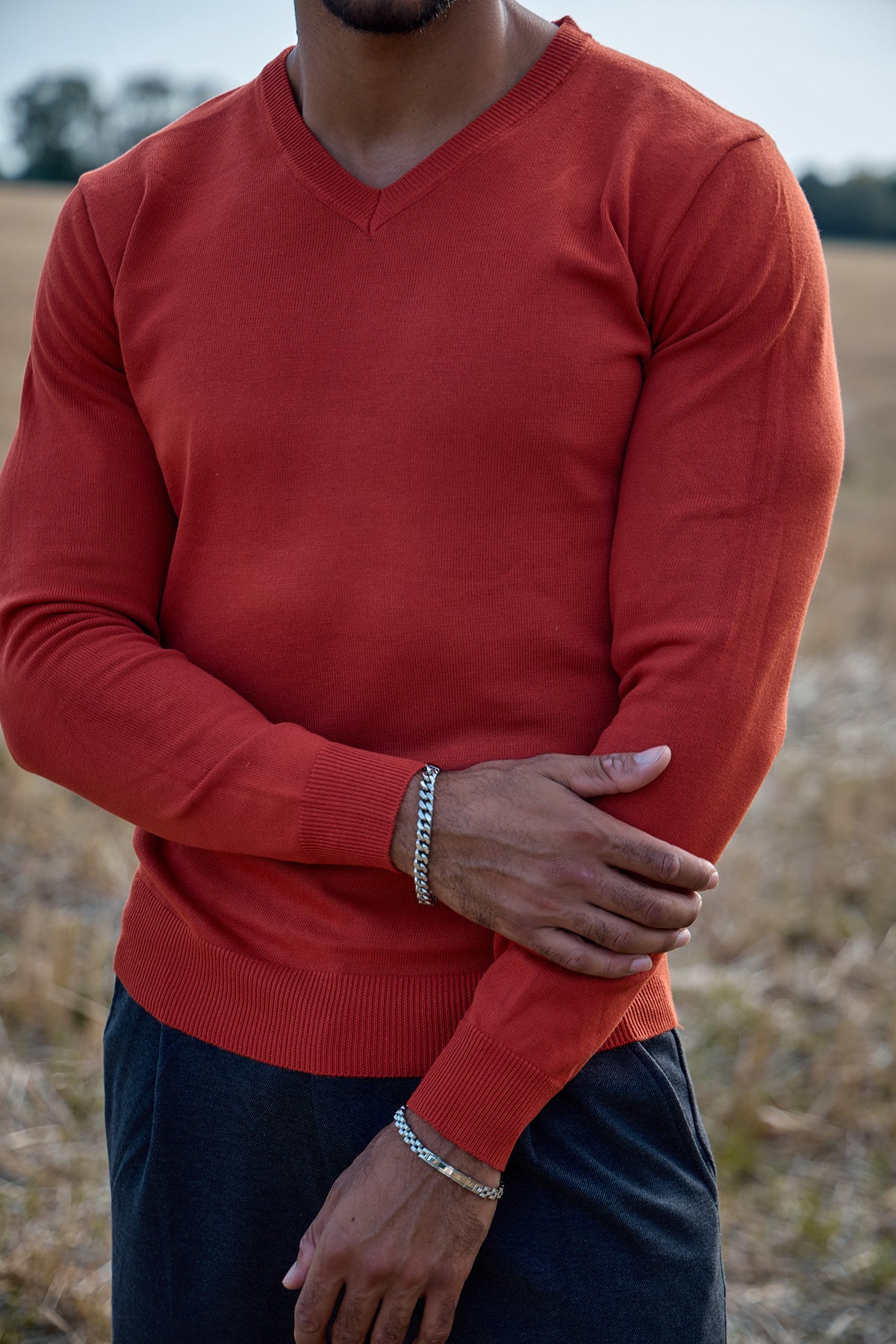 Pull Col V en Maille Fine – Élégance Urbaine