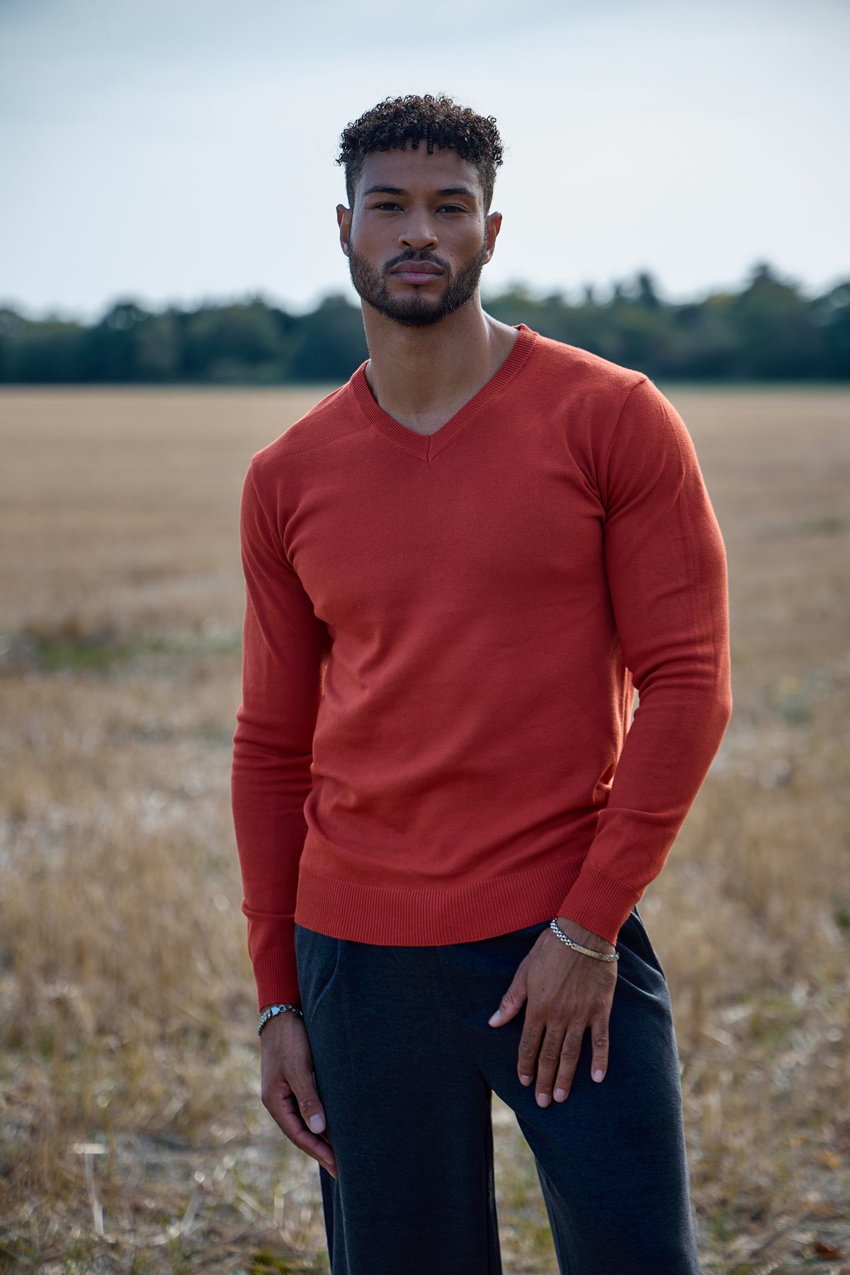 Pull Col V en Maille Fine – Élégance Urbaine