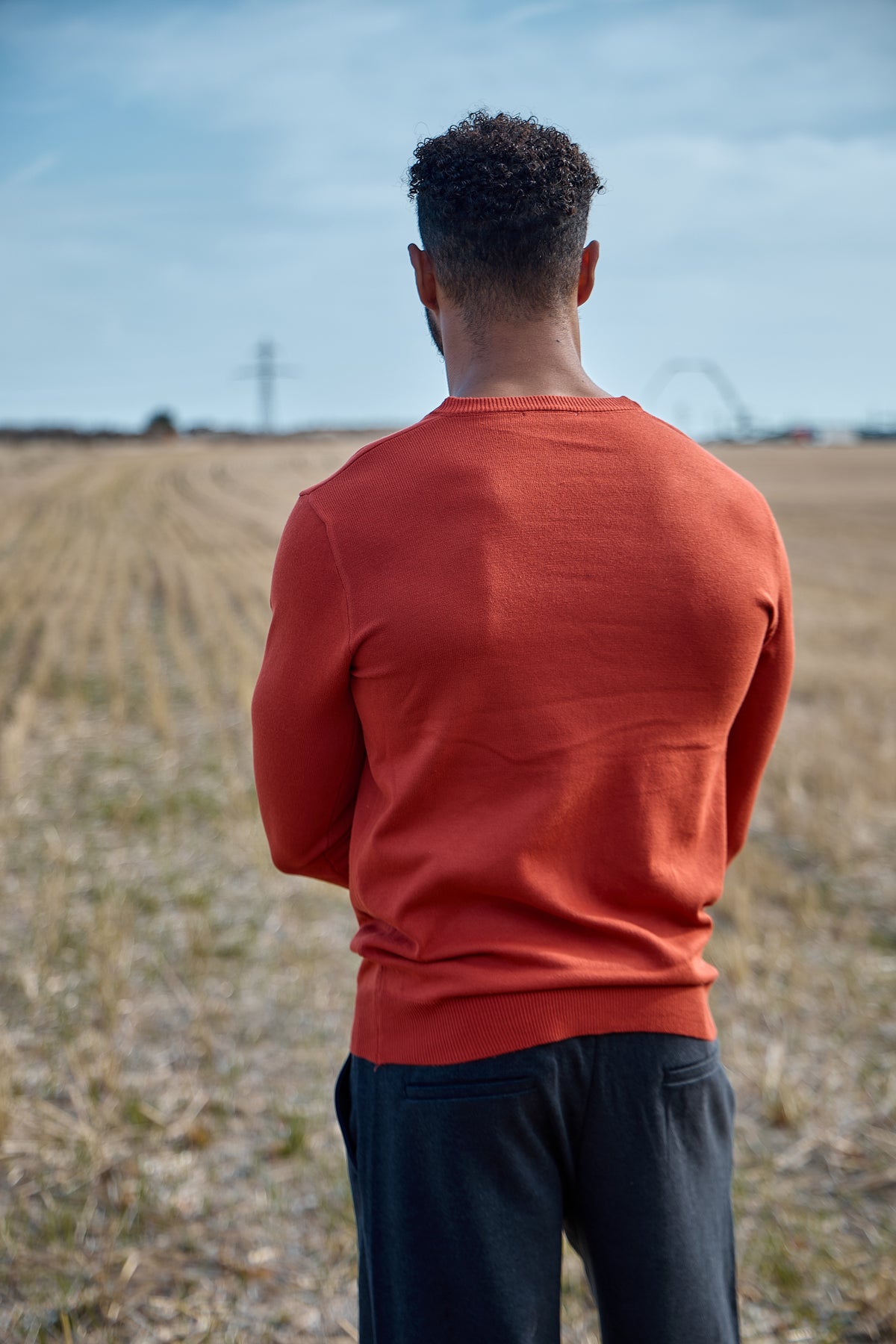 Pull Col V en Maille Fine – Élégance Urbaine