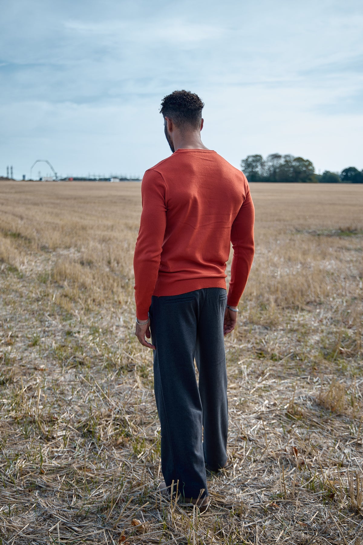 Pull Col V en Maille Fine – Élégance Urbaine