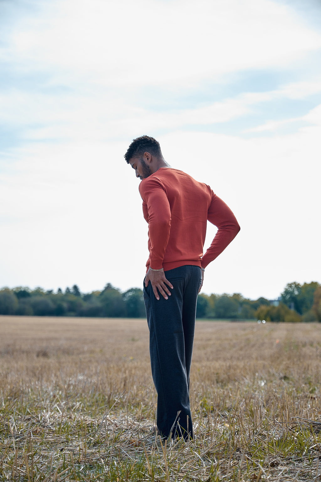 Pull Col V en Maille Fine – Élégance Urbaine