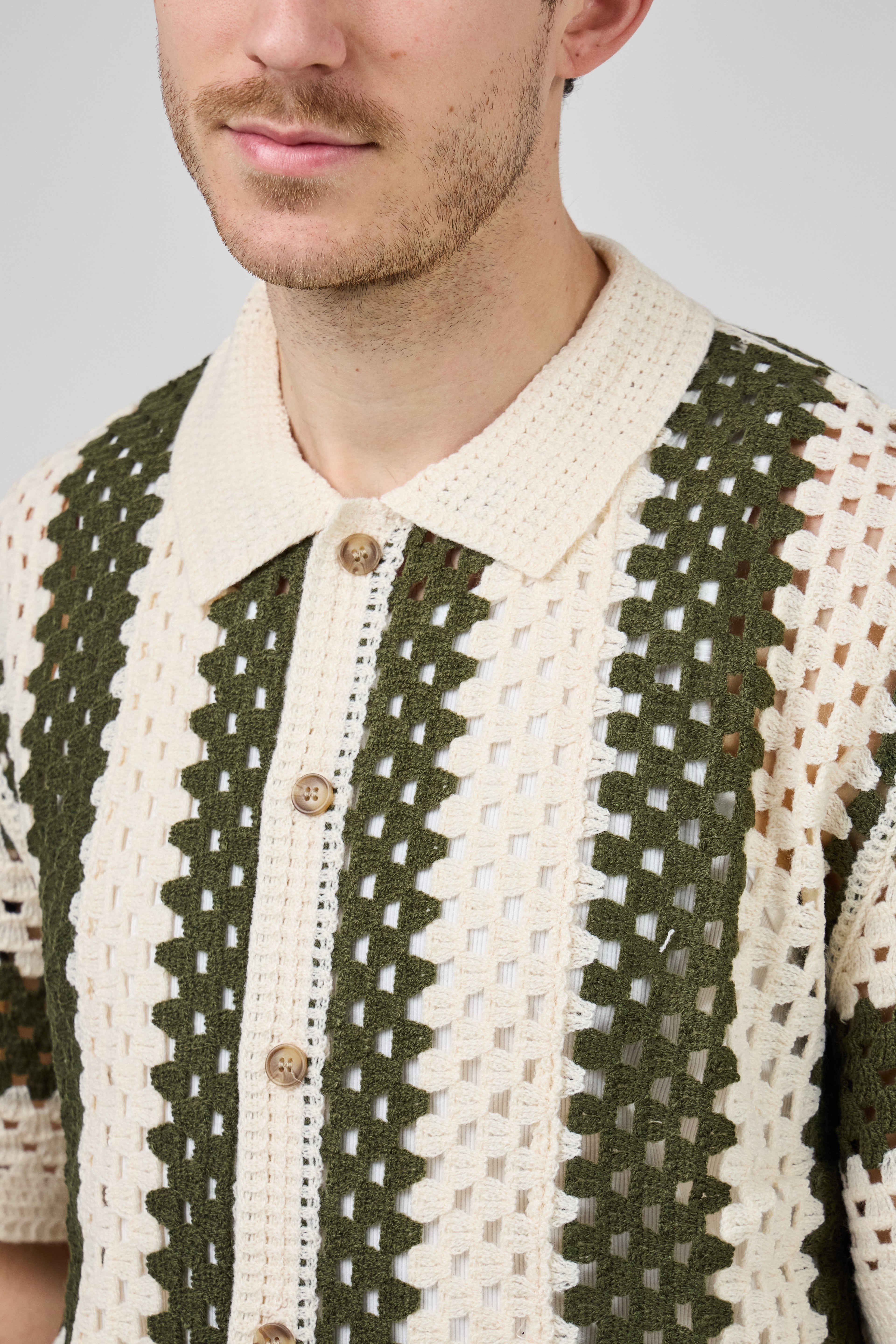 Chemise tricotée ajourée manches courtes