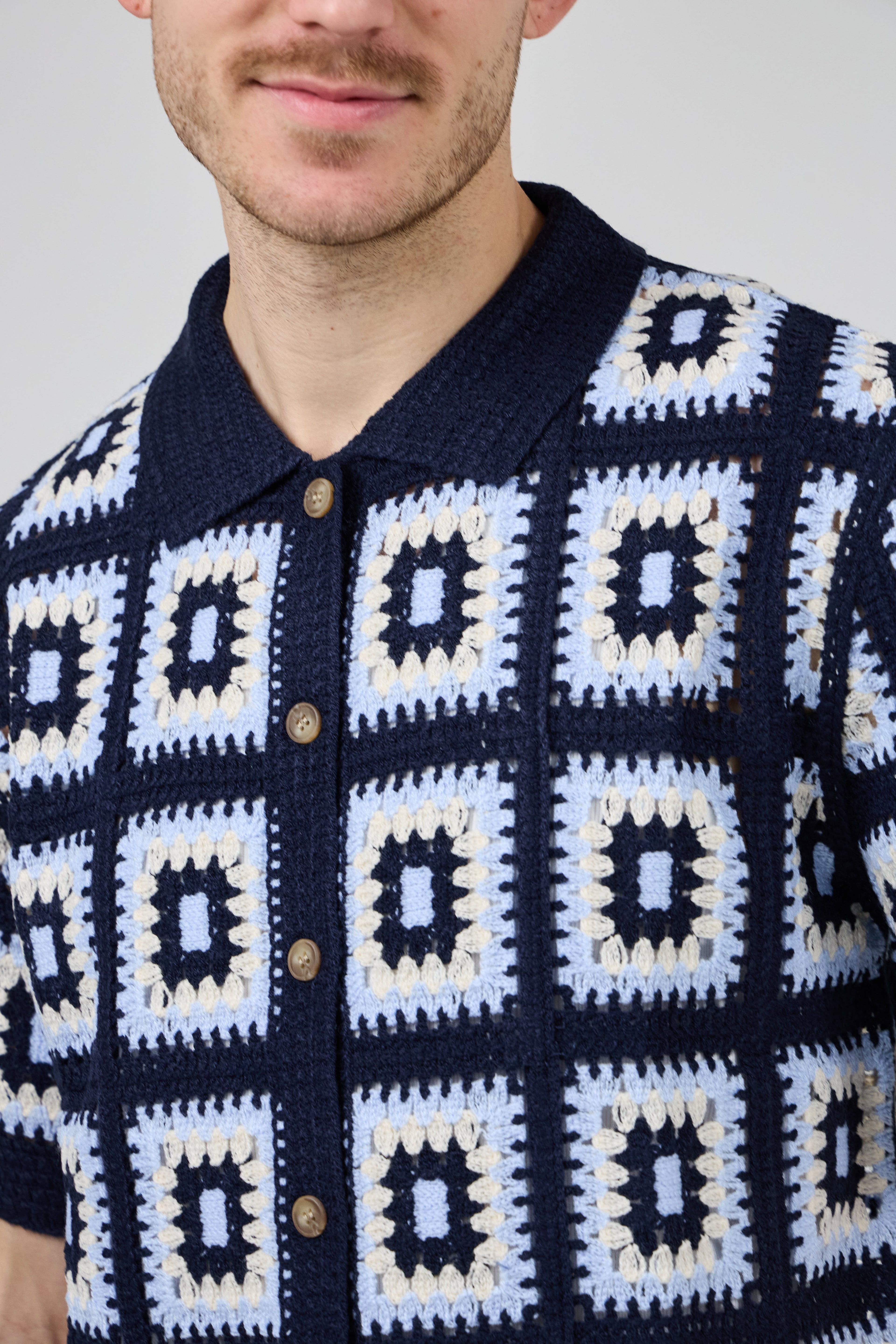 Chemise homme crochet motifs géométriques manches courtes