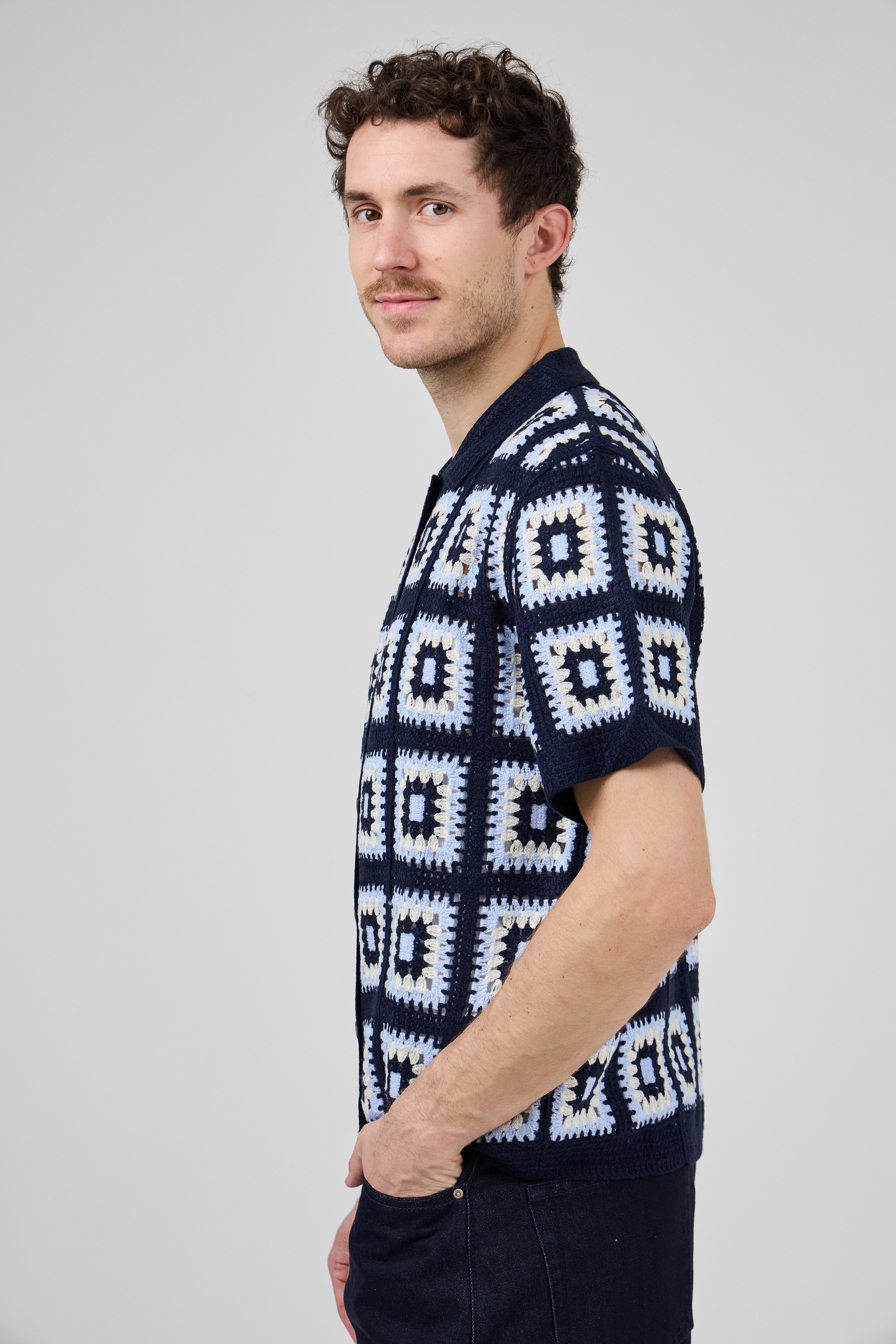 Chemise homme crochet motifs géométriques manches courtes