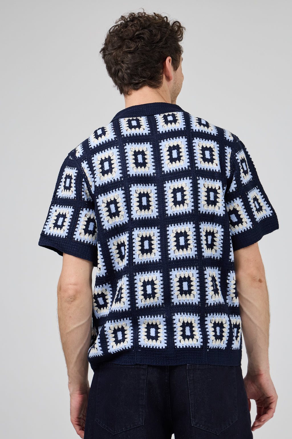Chemise homme crochet motifs géométriques manches courtes
