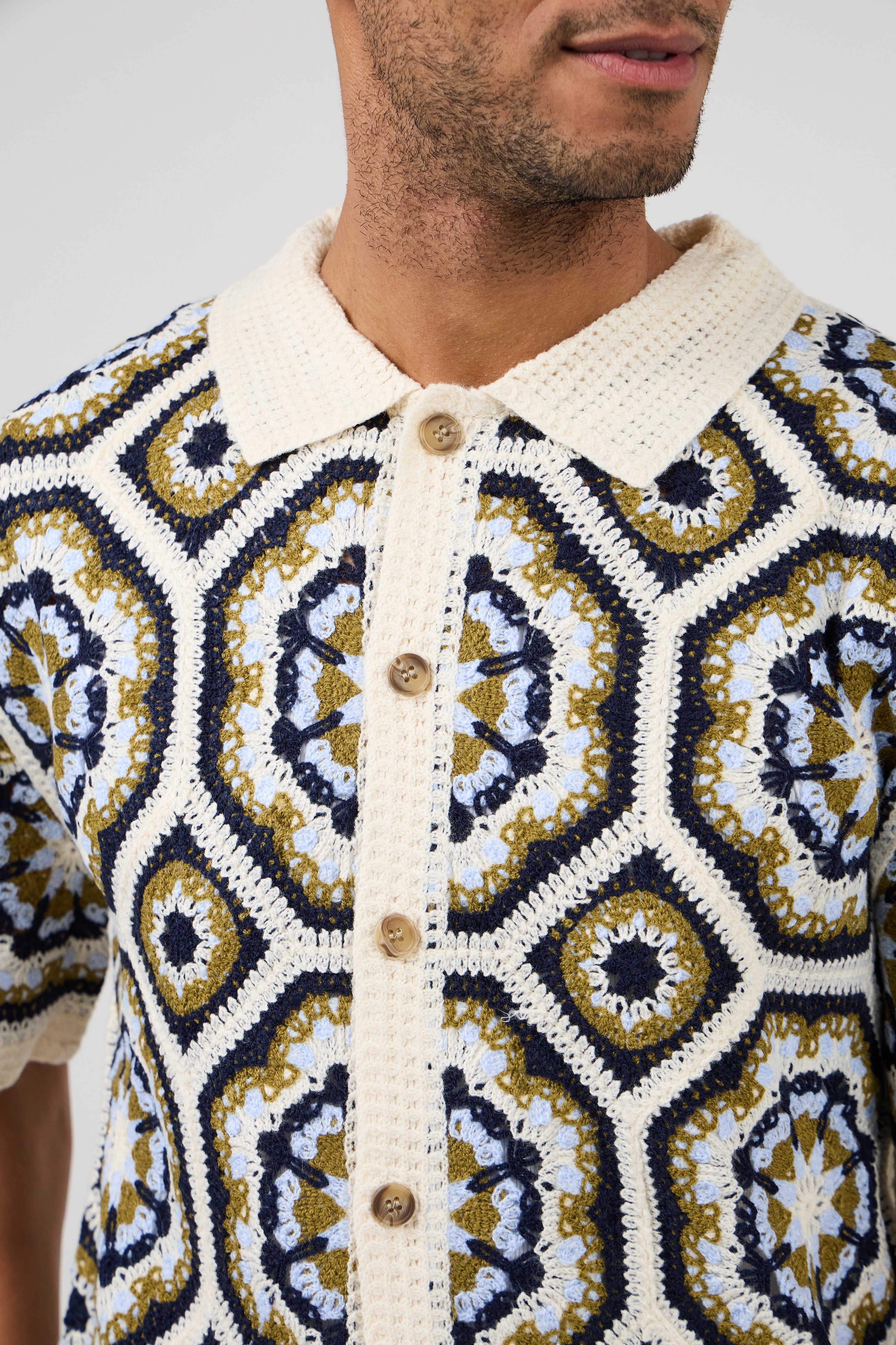 Chemise homme en maille crochet à motifs géométriques