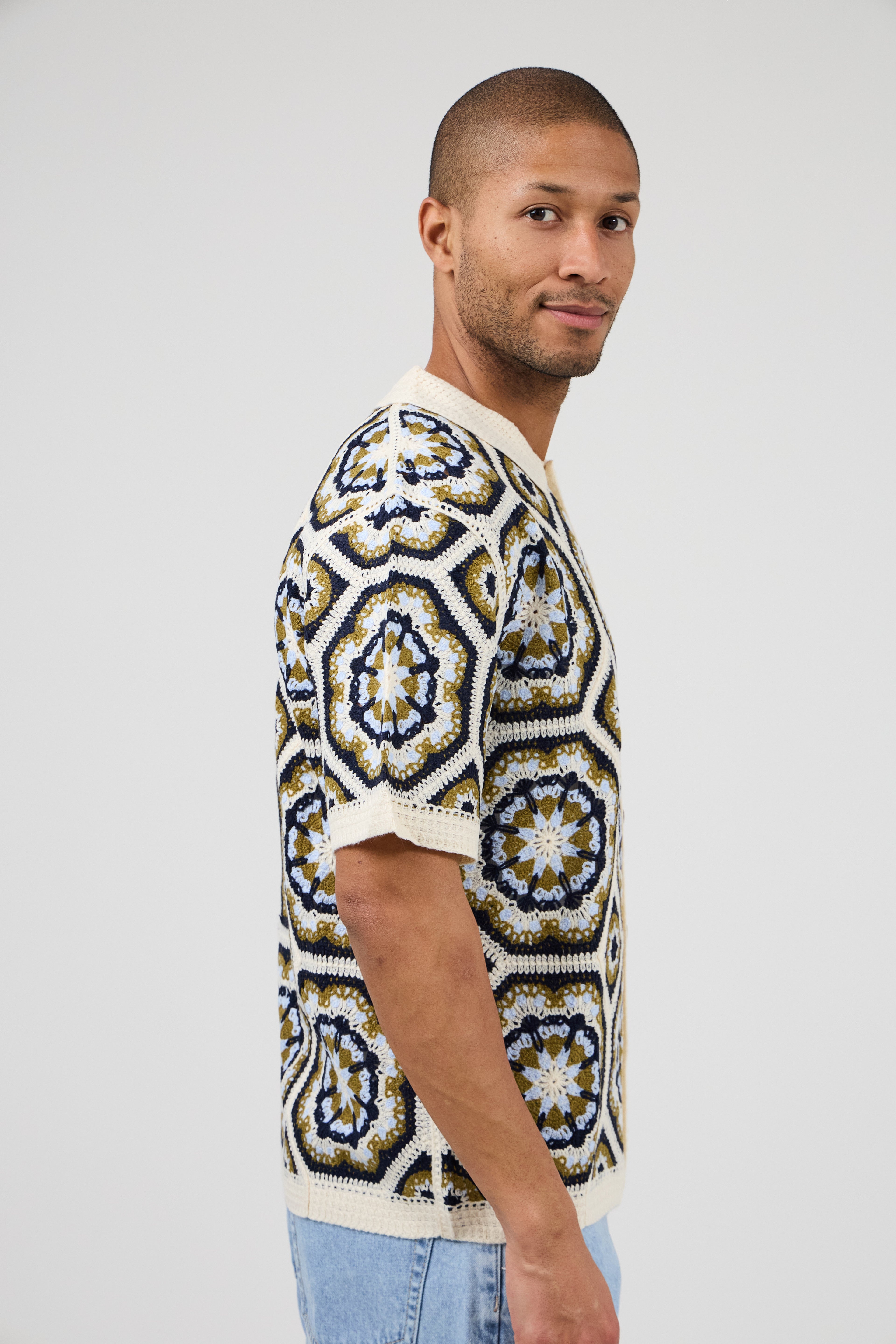 Chemise homme en maille crochet à motifs géométriques