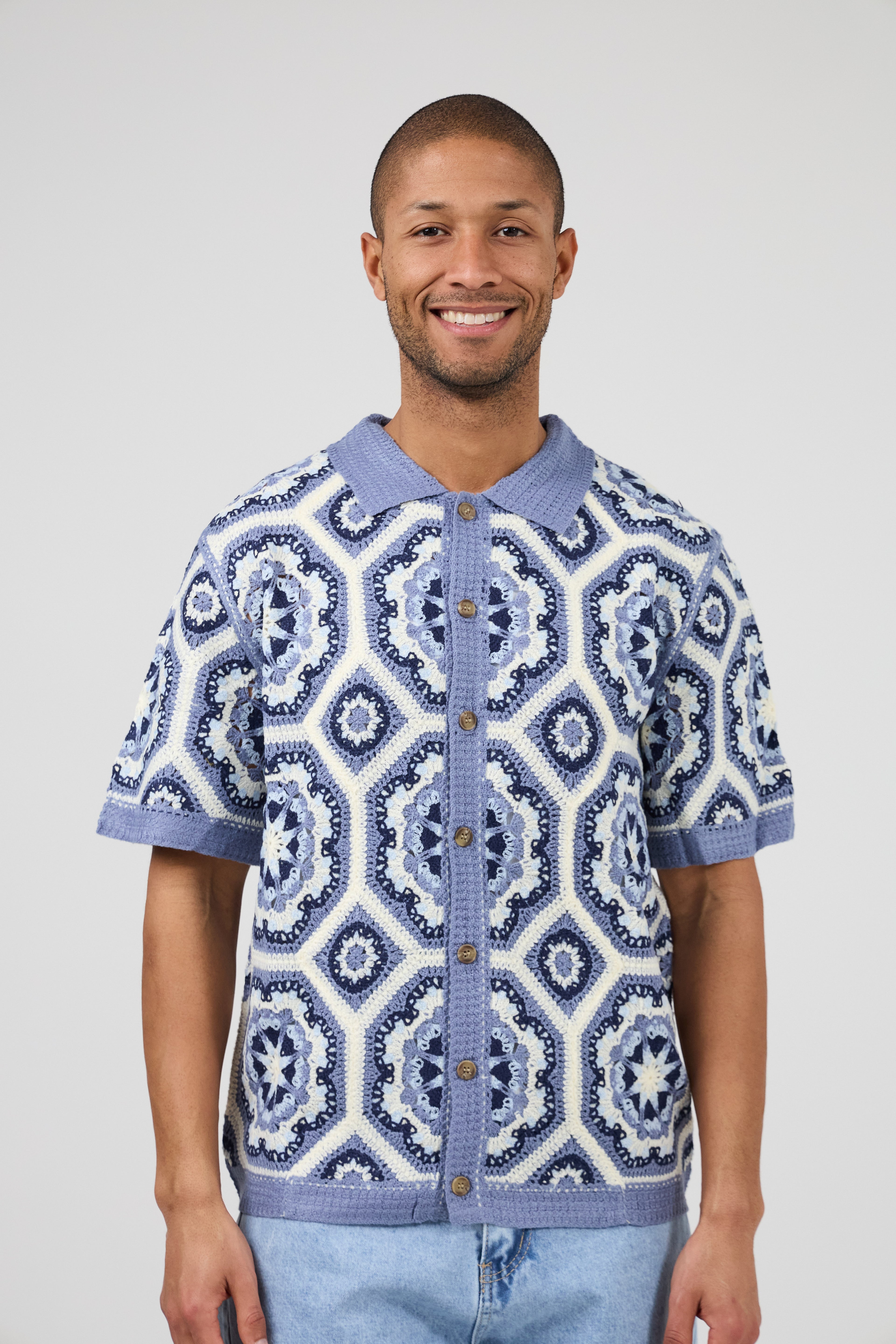 Chemise homme en maille crochet à motifs géométriques
