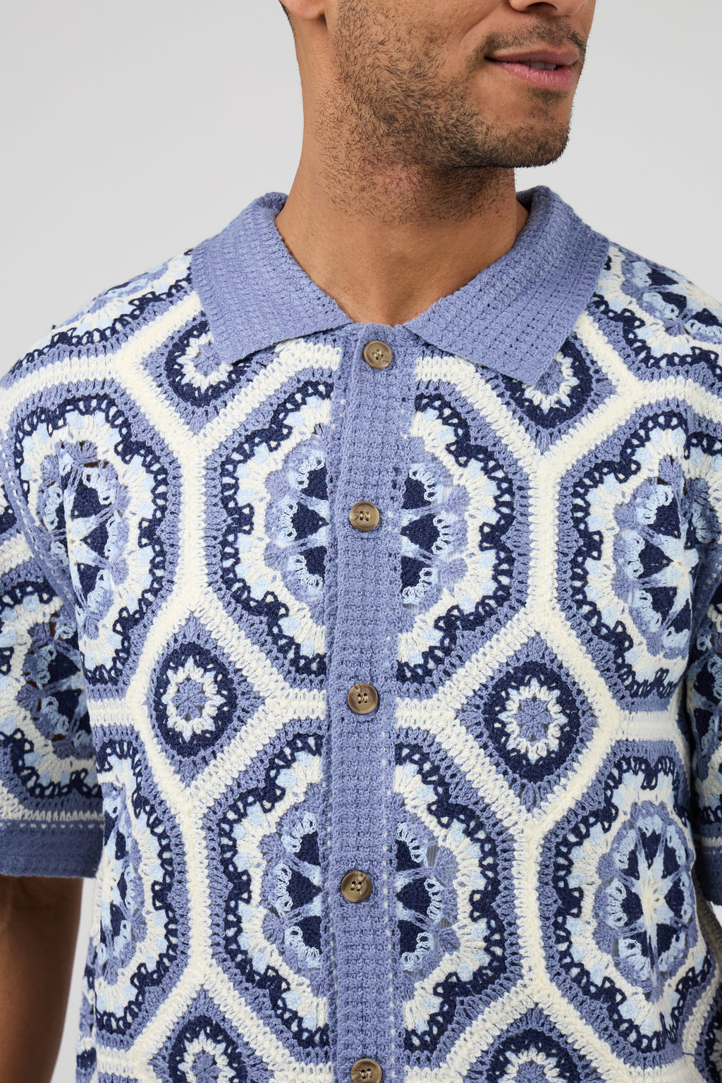 Chemise homme en maille crochet à motifs géométriques