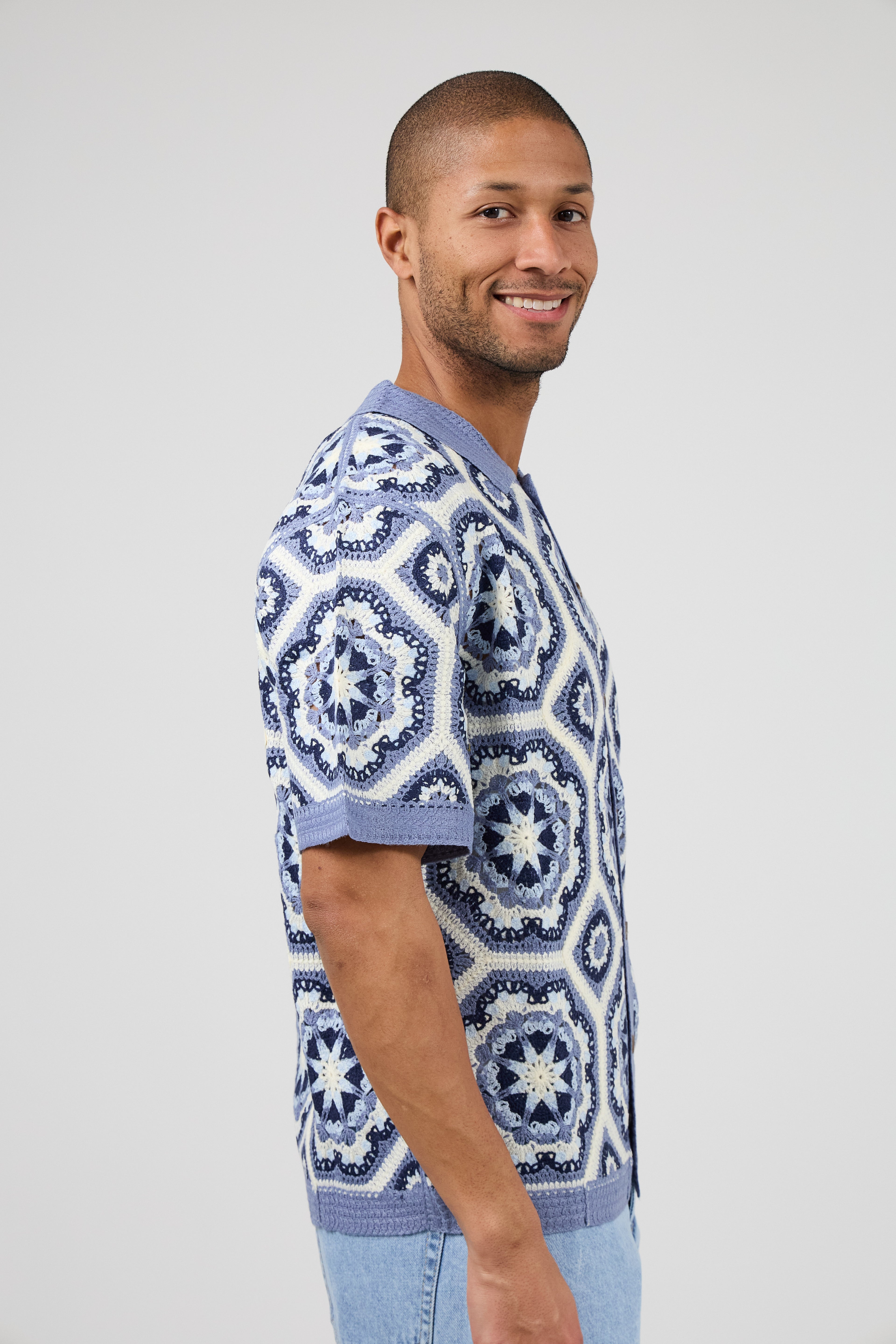 Chemise homme en maille crochet à motifs géométriques