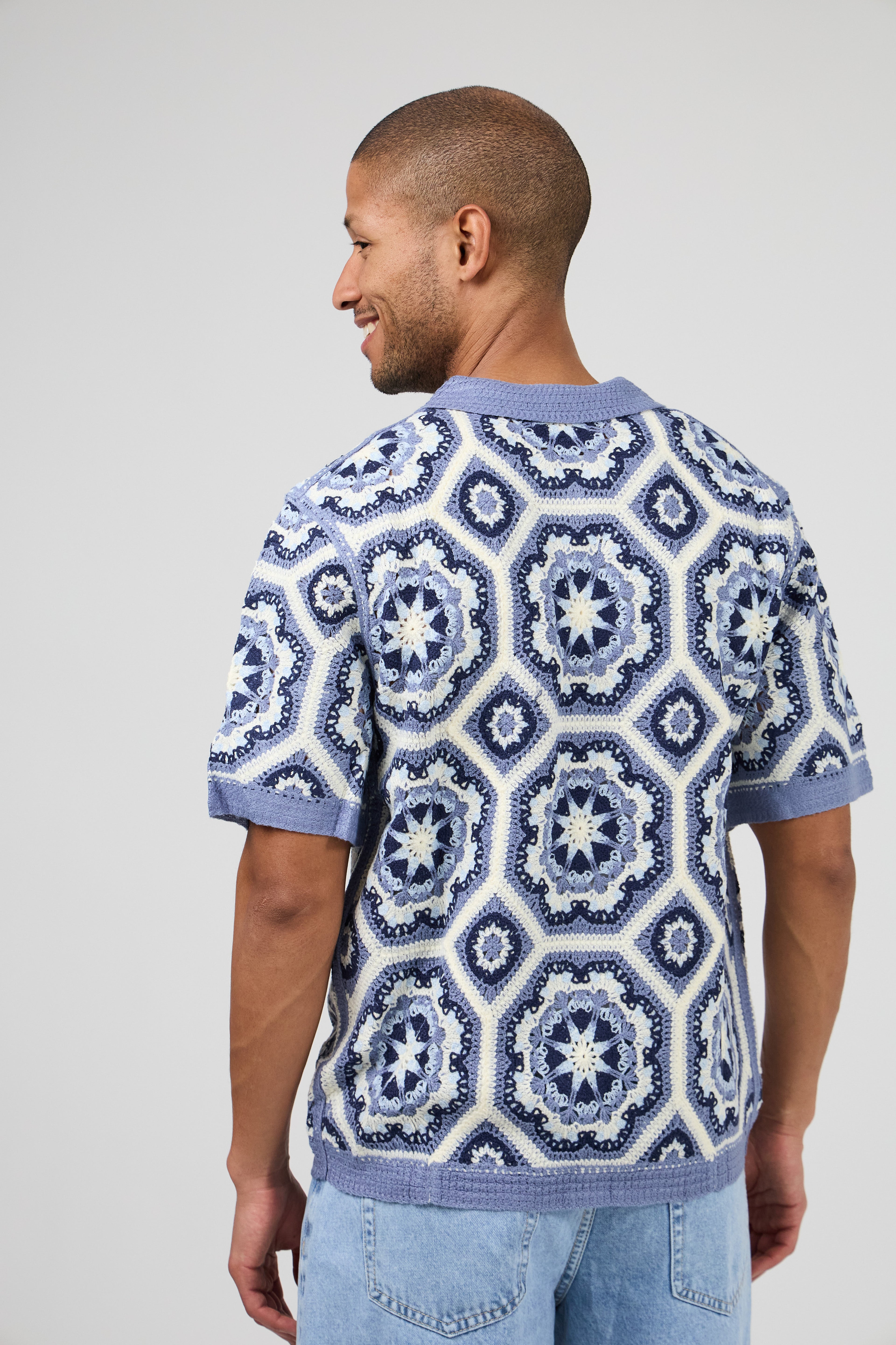 Chemise homme en maille crochet à motifs géométriques