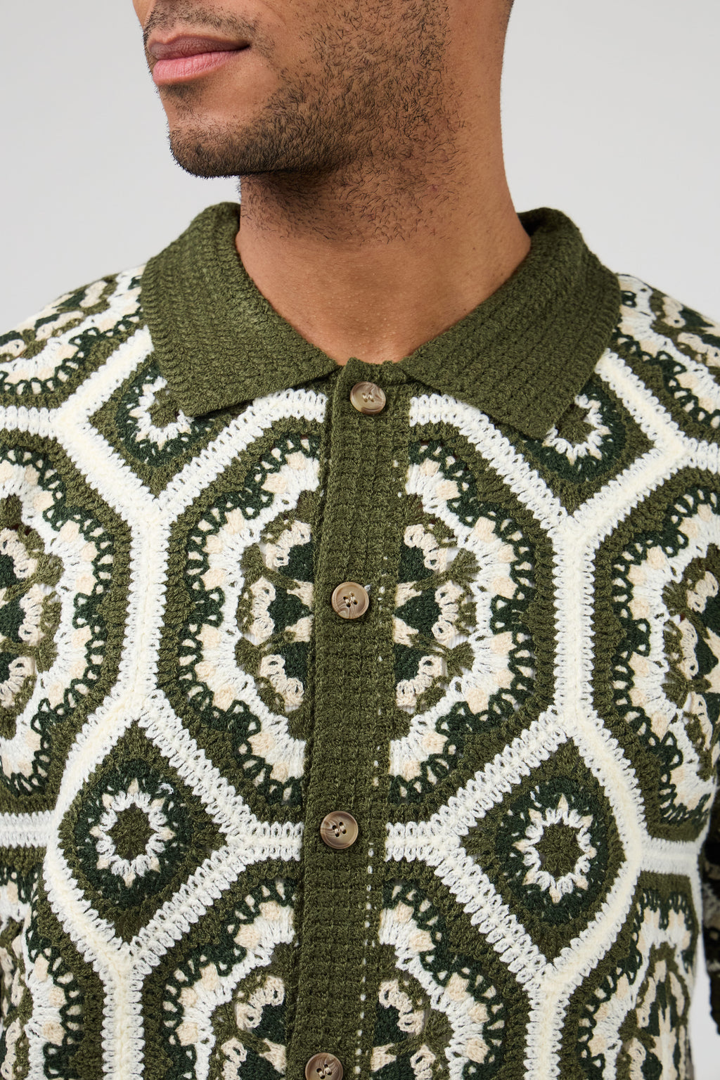 Chemise homme en maille crochet à motifs géométriques