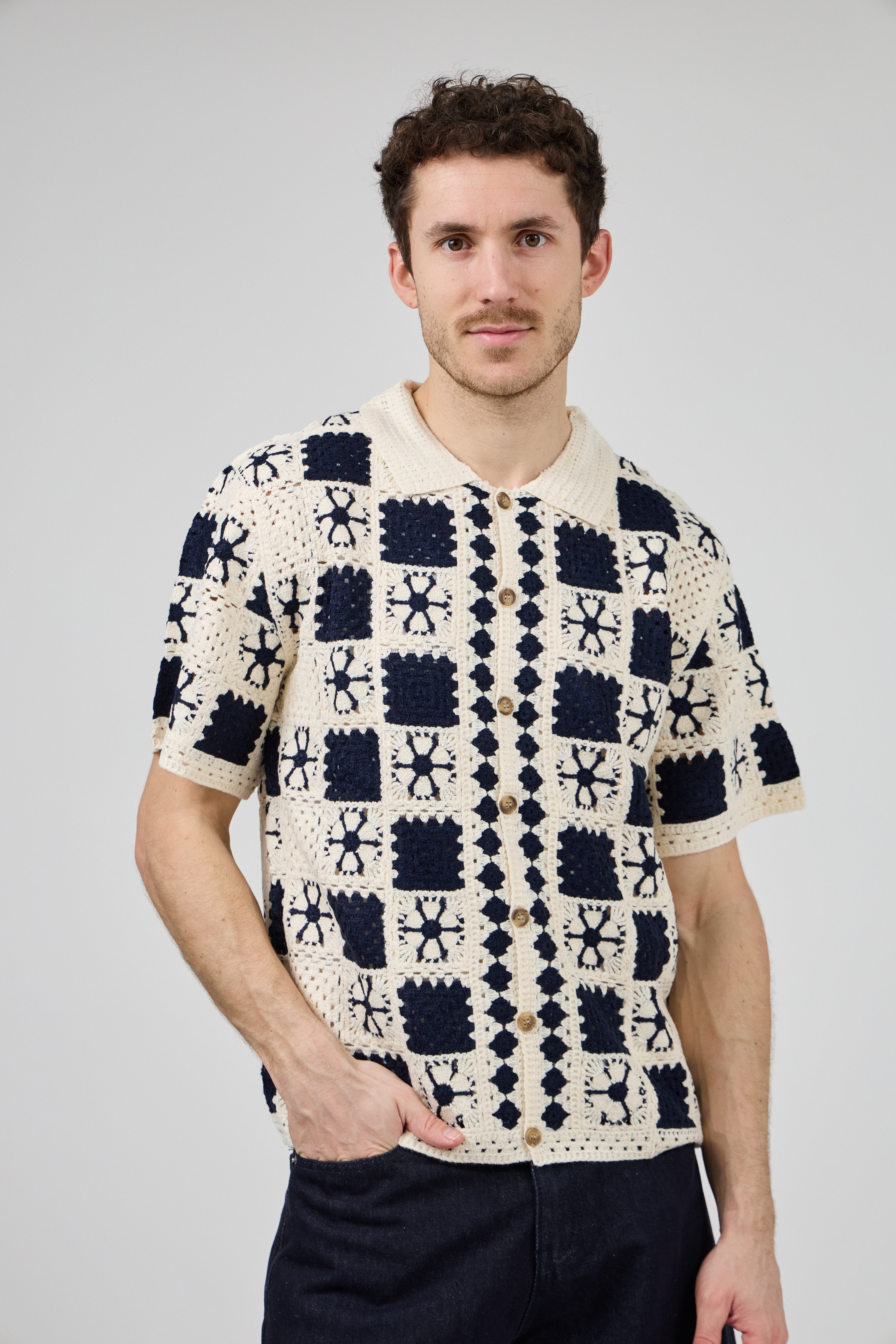 Chemise homme en maille crochet bicolore style rétro