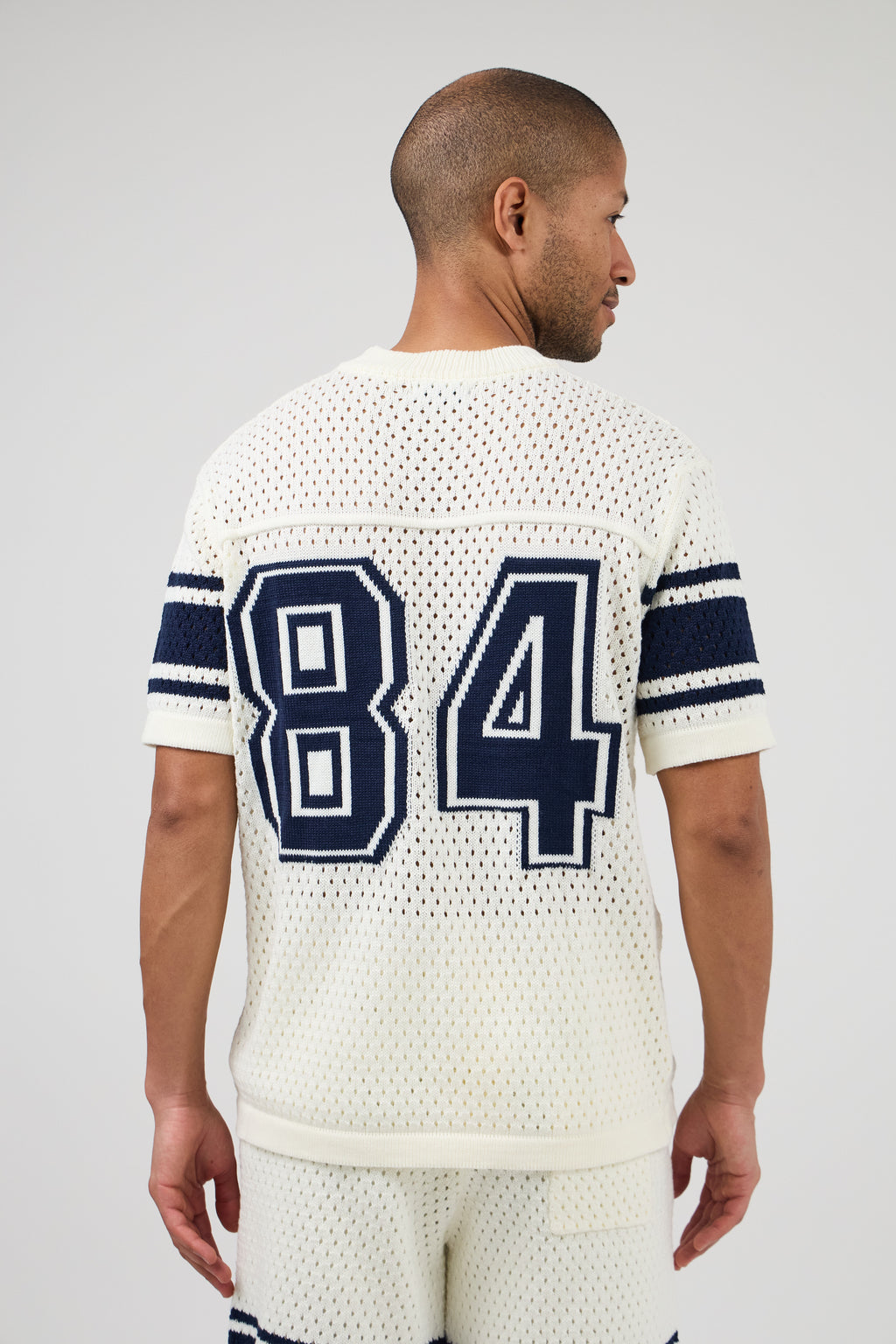 Ensemble homme en maille ajourée avec motif 84