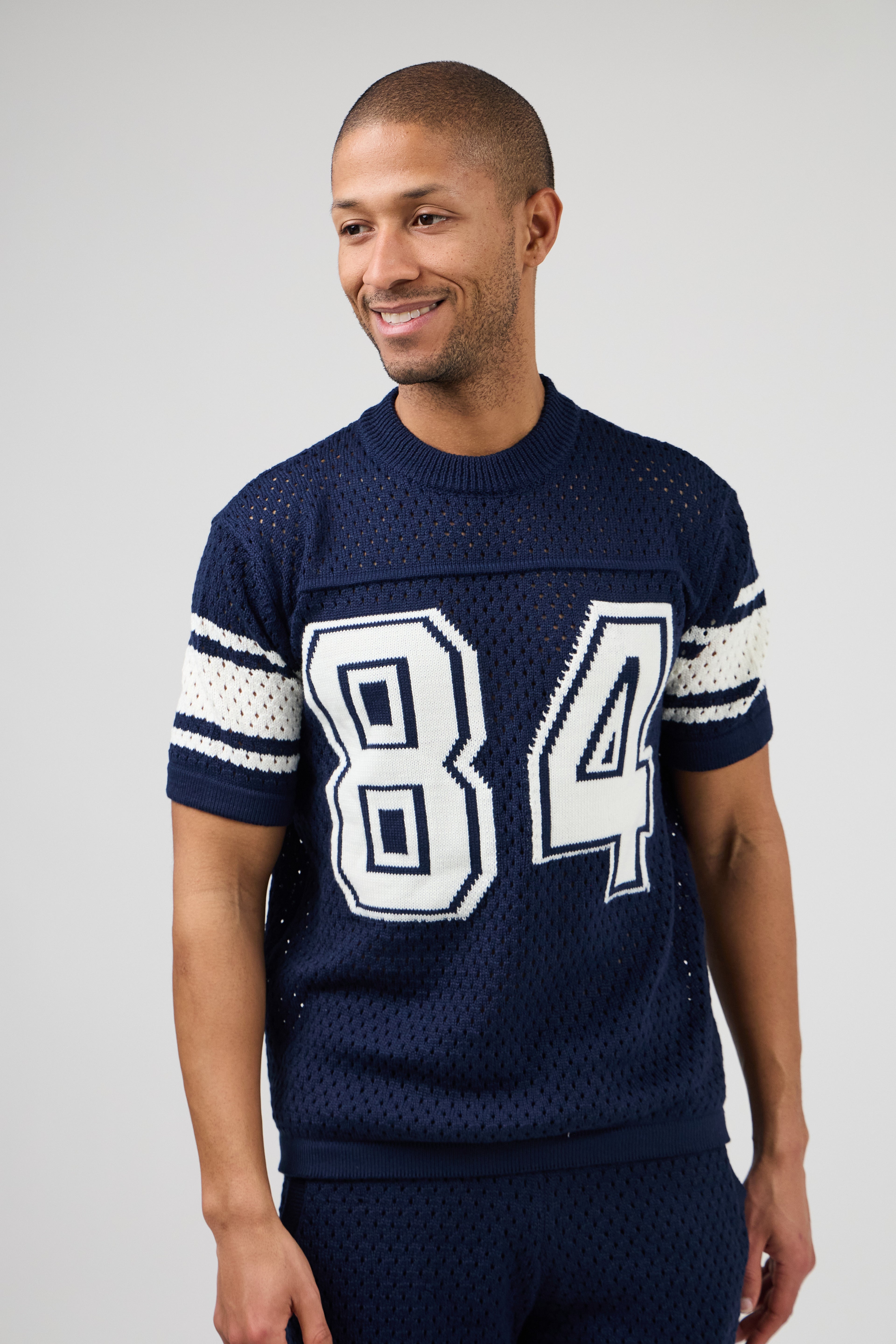 Ensemble homme en maille ajourée avec motif 84