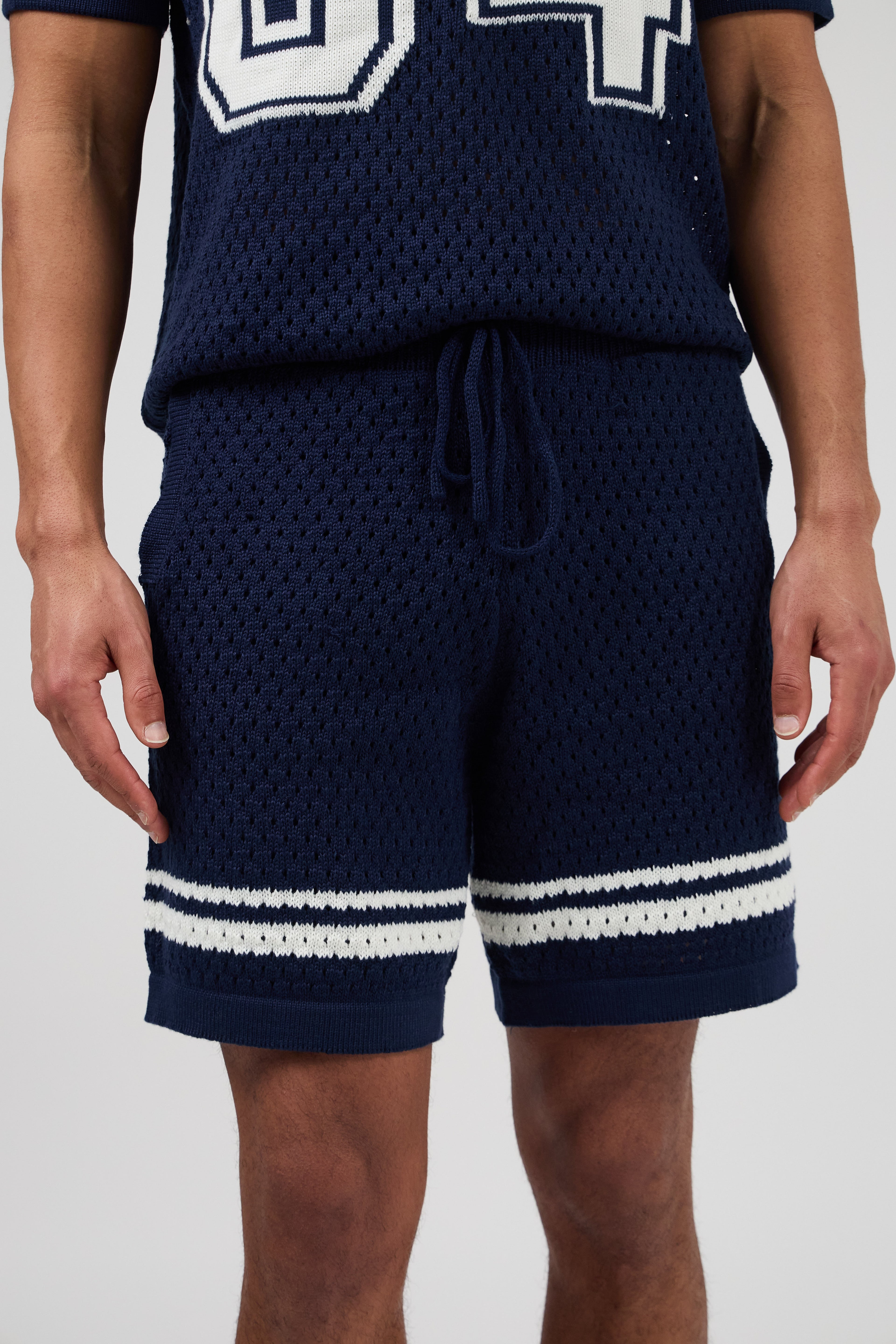 Ensemble homme en maille ajourée avec motif 84