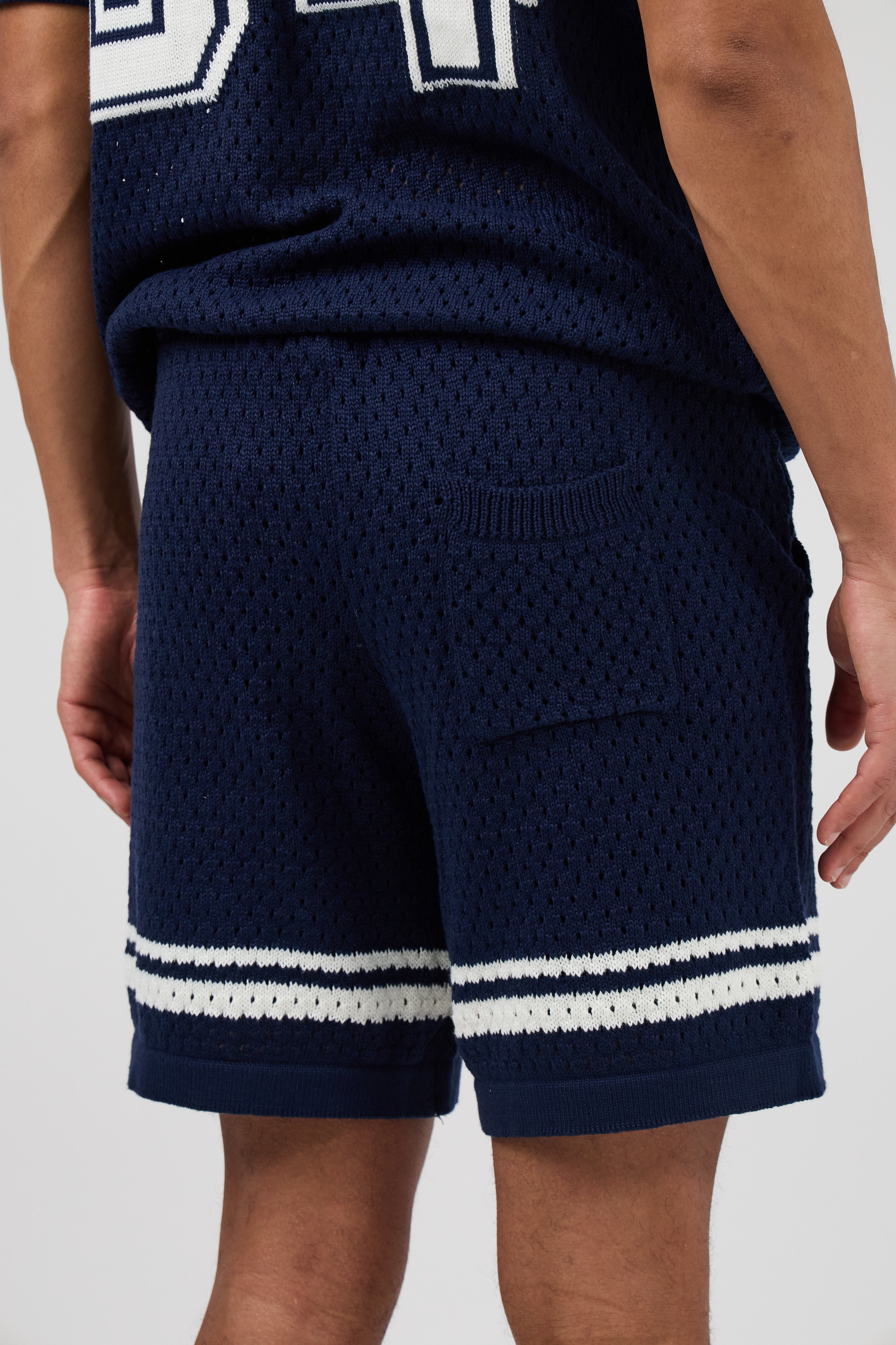 Ensemble homme en maille ajourée avec motif 84
