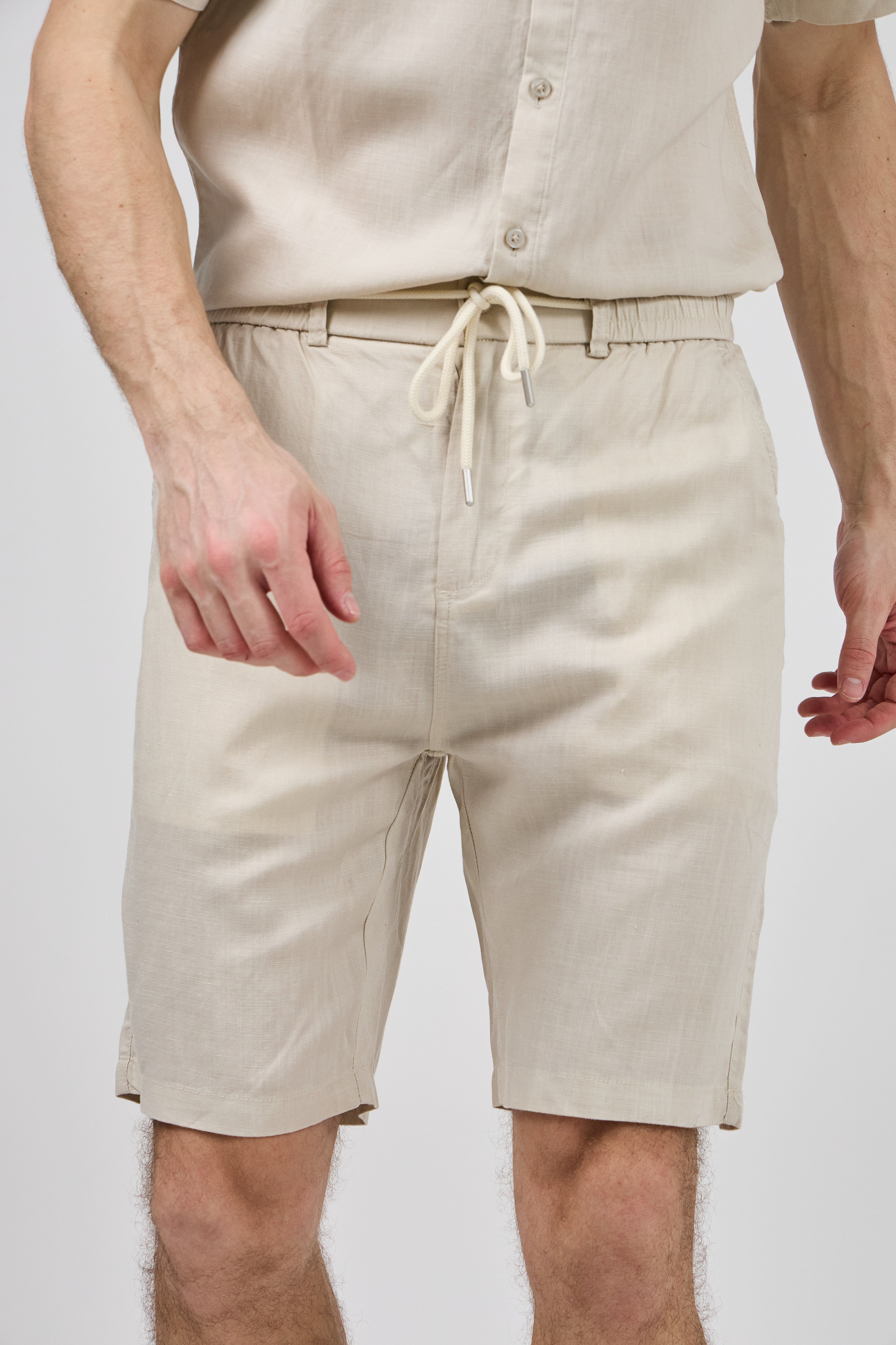Short homme à taille élastique en lin avec cordon de serrage