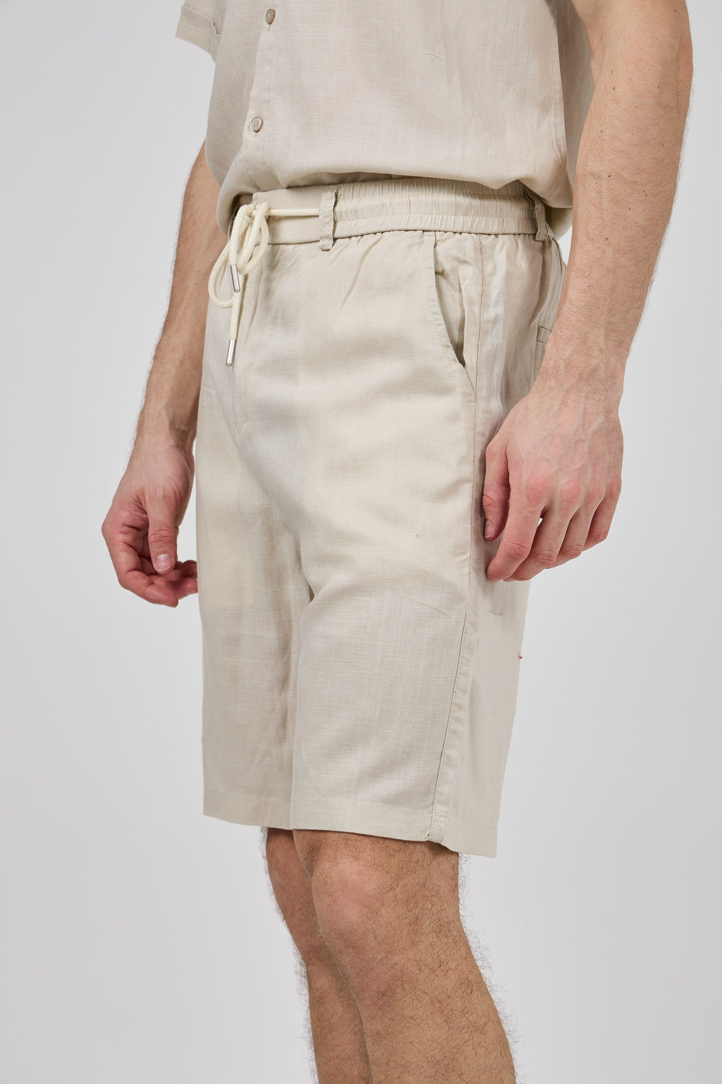 Short homme à taille élastique en lin avec cordon de serrage