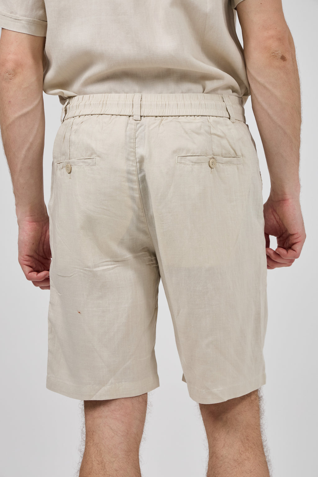 Short homme à taille élastique en lin avec cordon de serrage