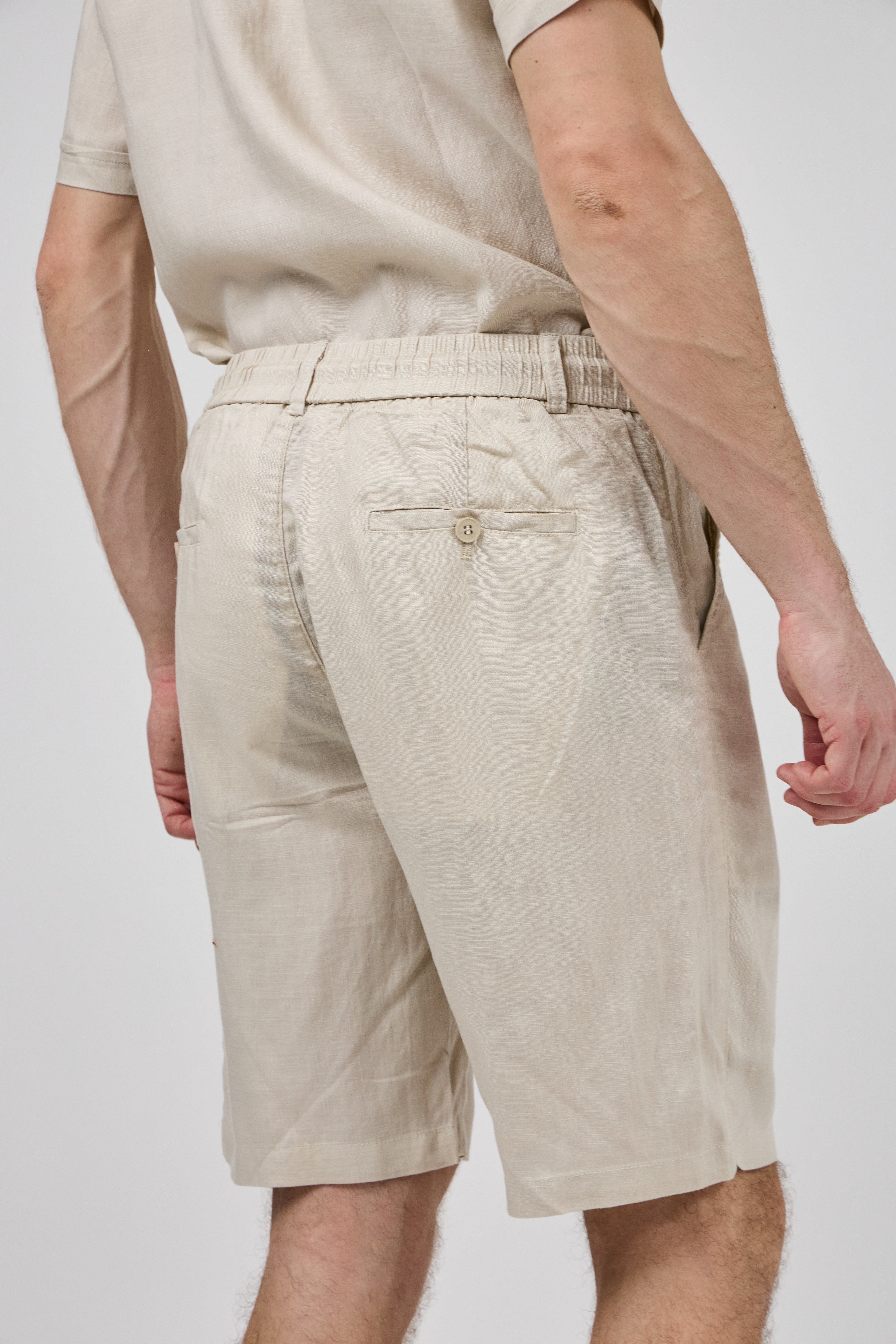 Short homme à taille élastique en lin avec cordon de serrage