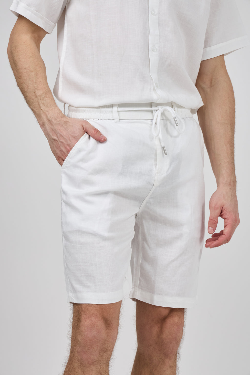 Short homme à taille élastique en lin avec cordon de serrage