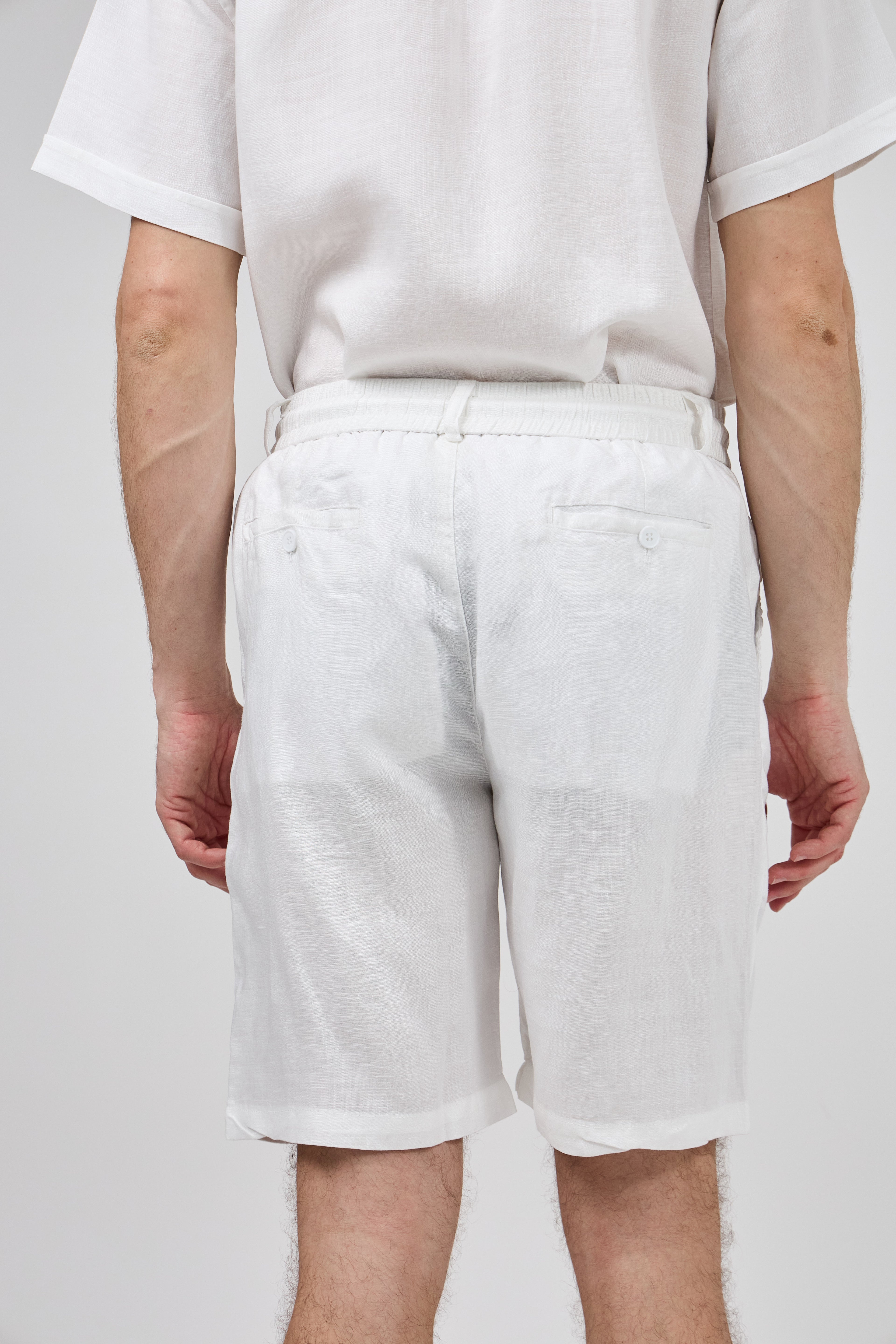 Short homme à taille élastique en lin avec cordon de serrage