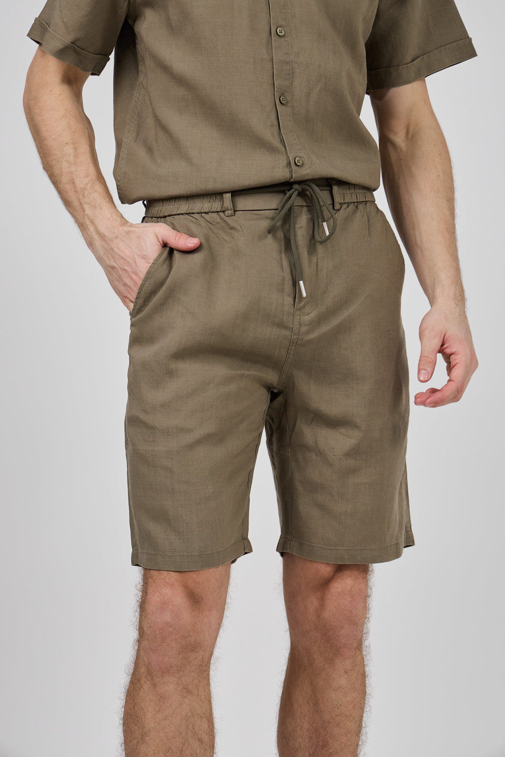 Short homme à taille élastique en lin avec cordon de serrage