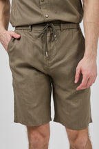 Short homme à taille élastique en lin avec cordon de serrage