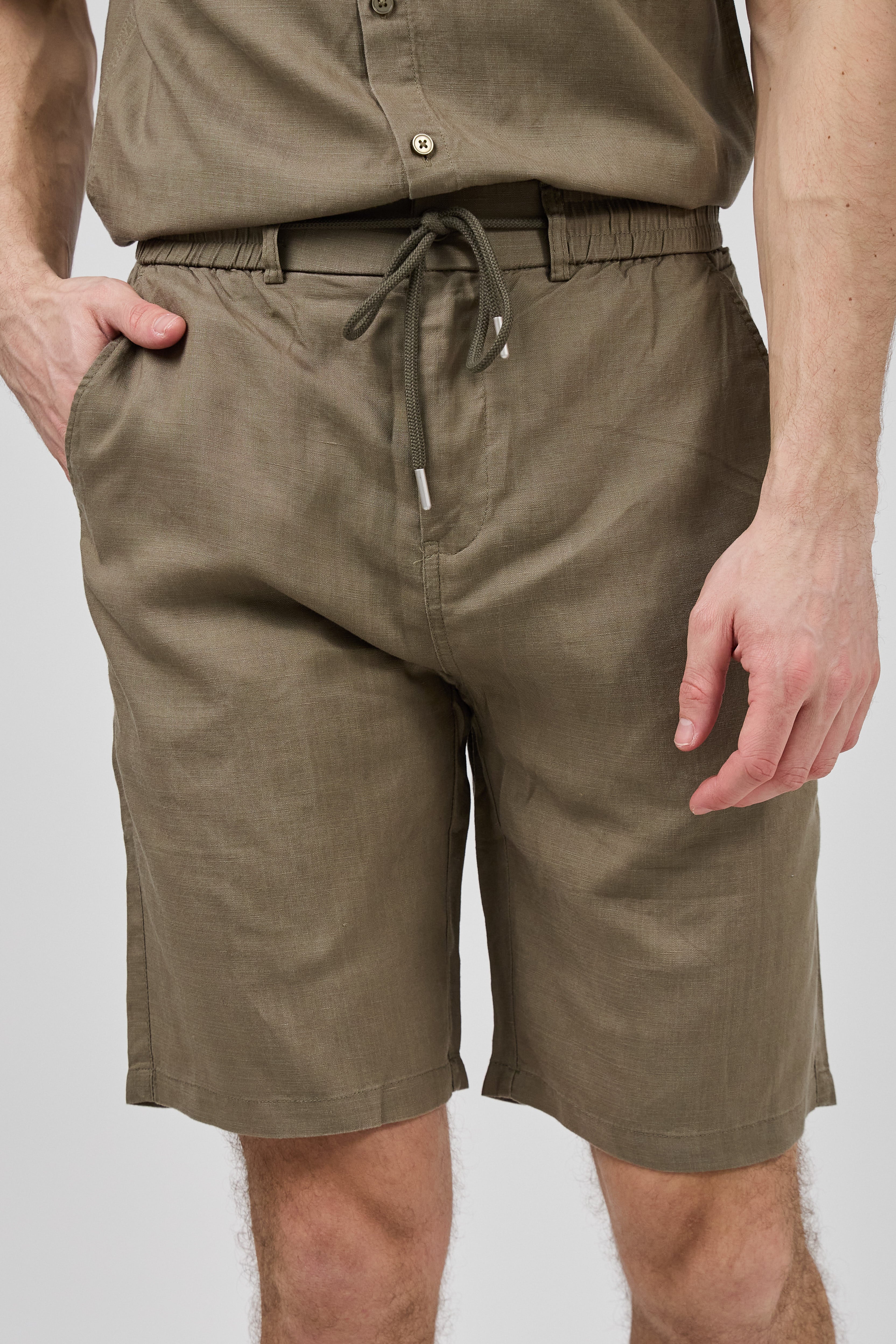 Short homme à taille élastique en lin avec cordon de serrage