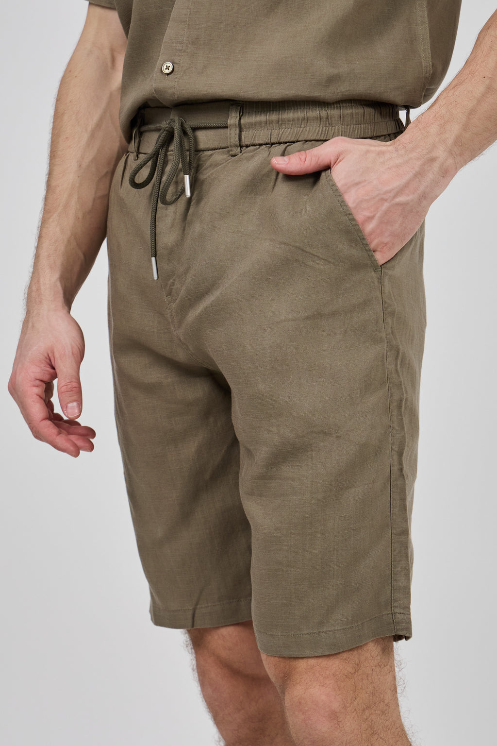 Short homme à taille élastique en lin avec cordon de serrage