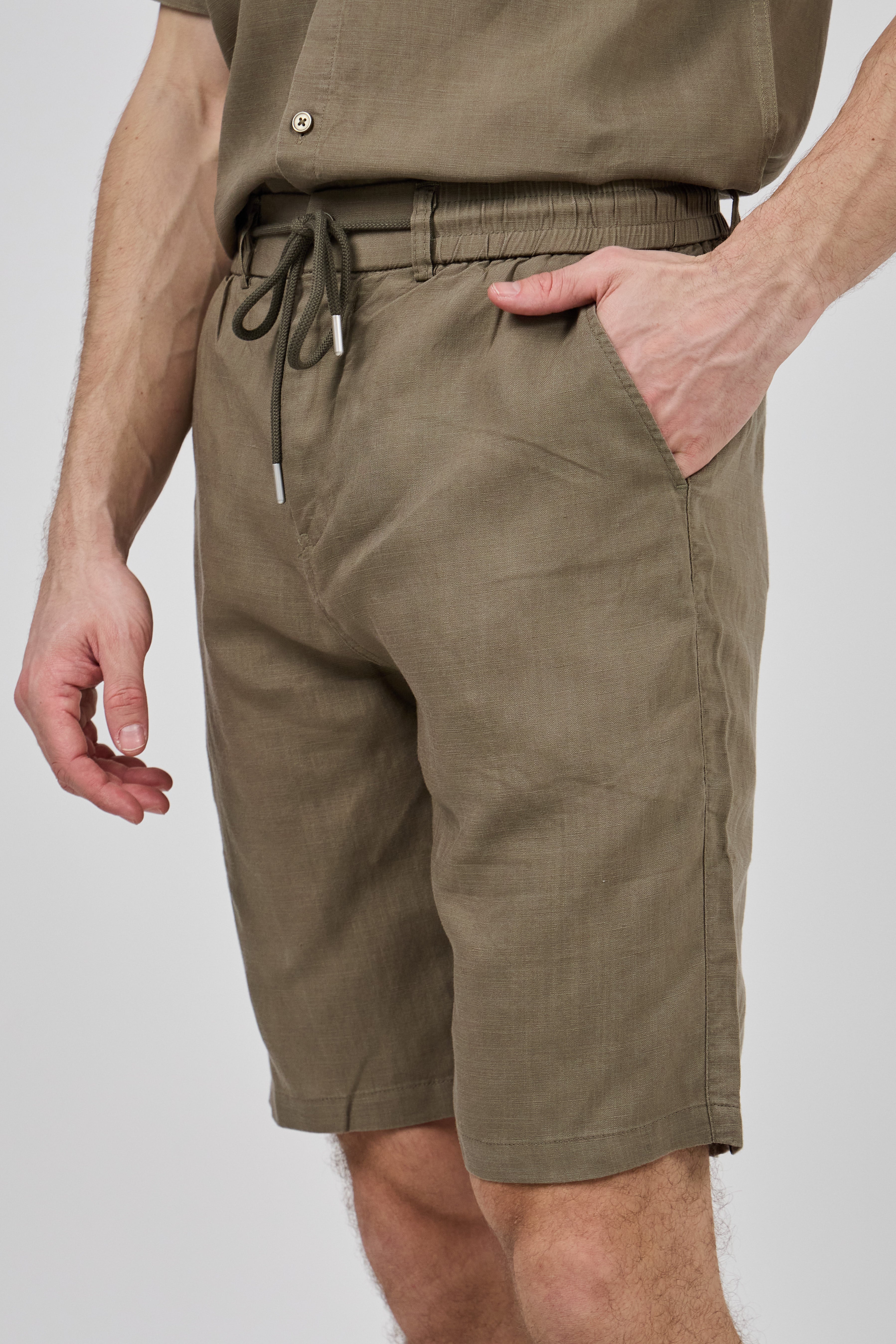 Short homme à taille élastique en lin avec cordon de serrage