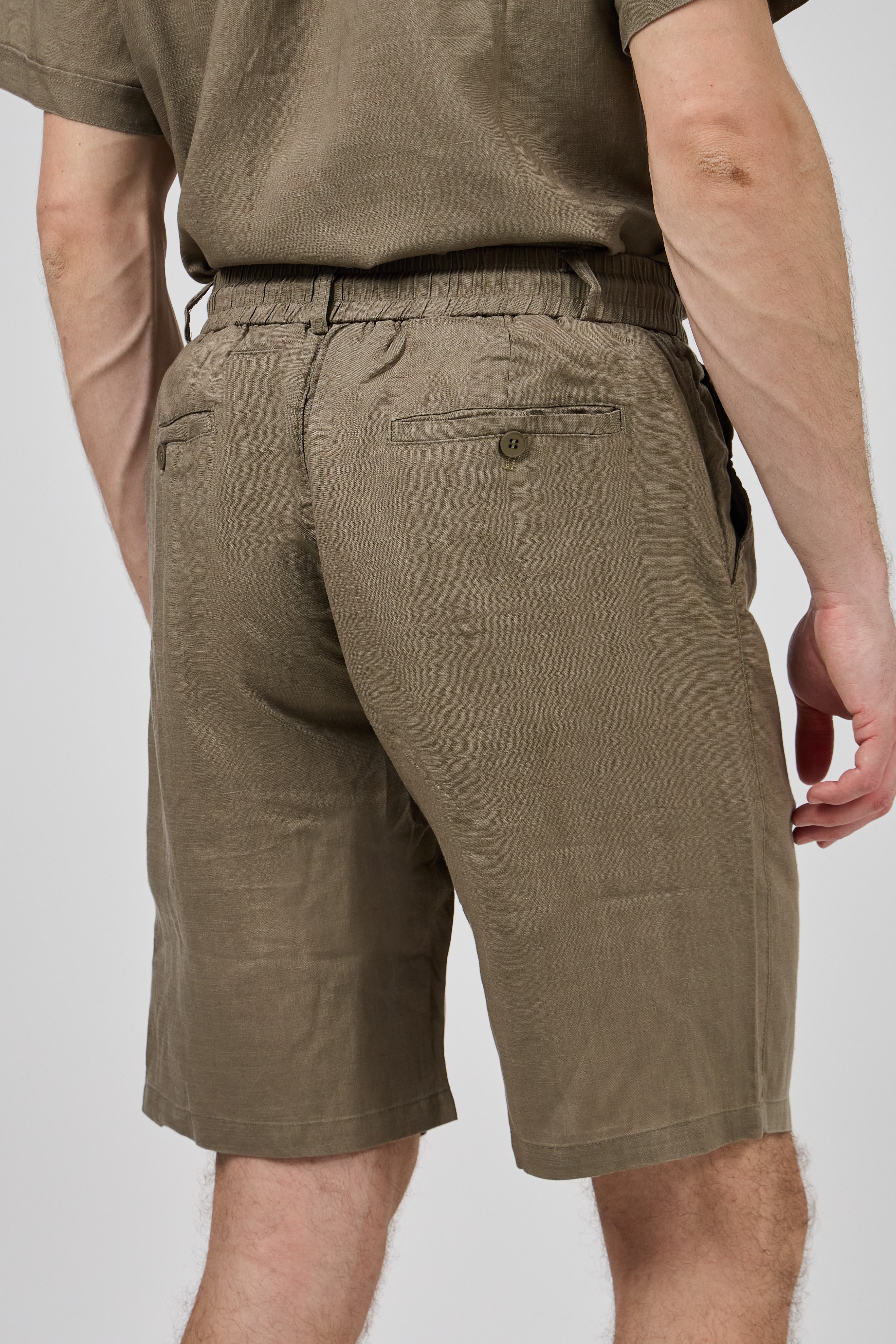 Short homme à taille élastique en lin avec cordon de serrage
