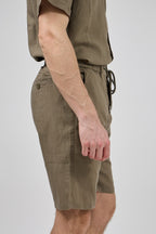 Short homme à taille élastique en lin avec cordon de serrage