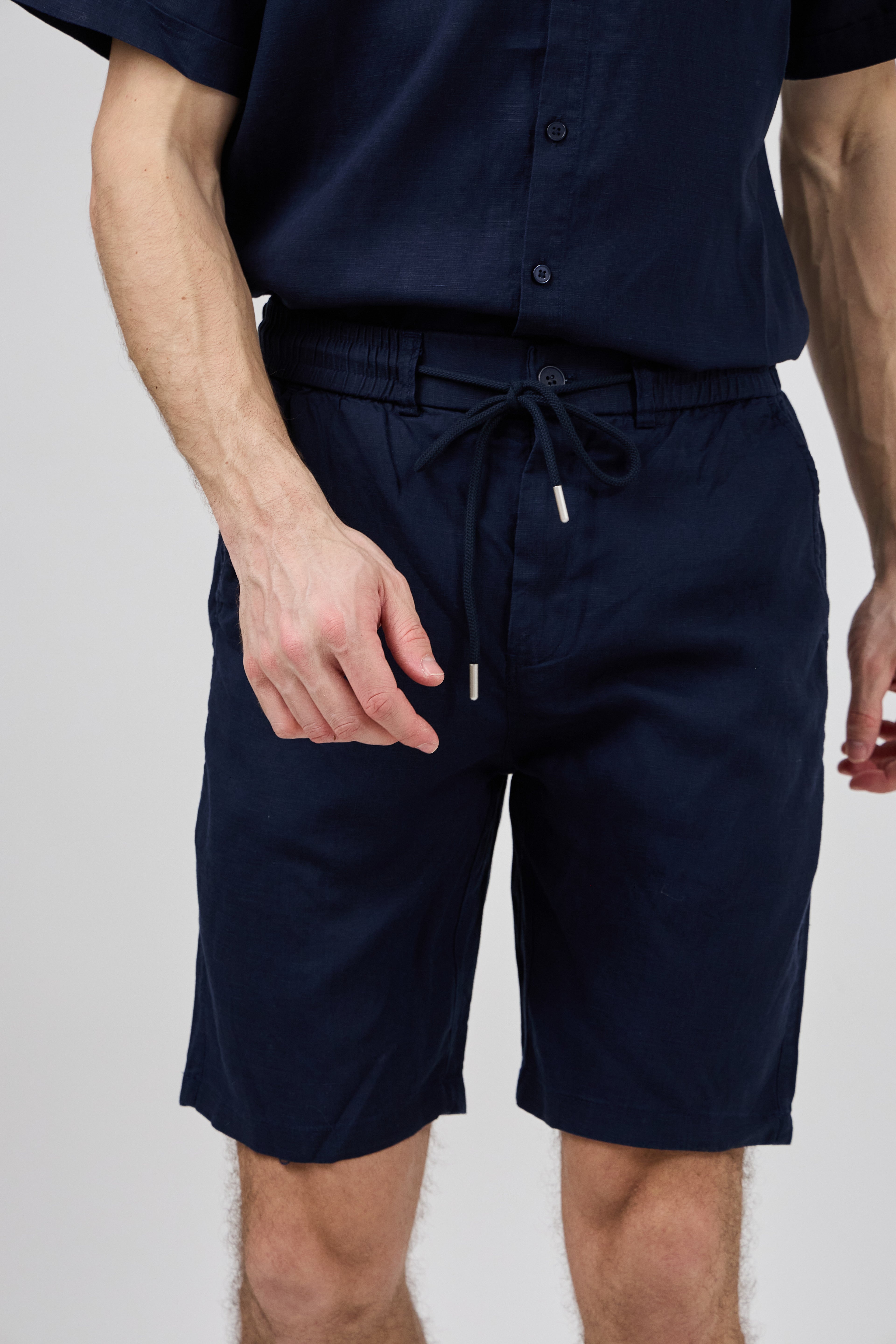 Short homme à taille élastique en lin avec cordon de serrage