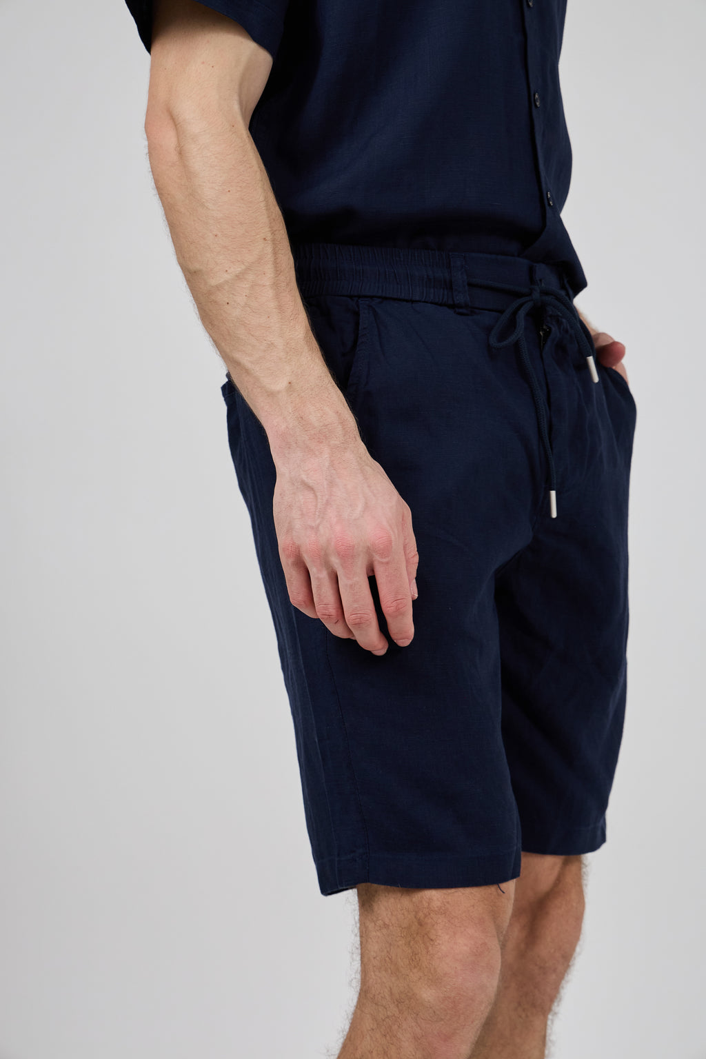 Short homme à taille élastique en lin avec cordon de serrage