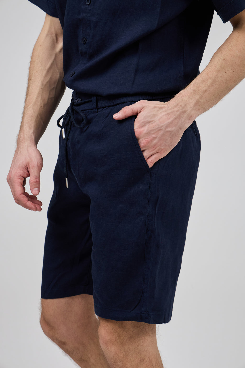 Short homme à taille élastique en lin avec cordon de serrage