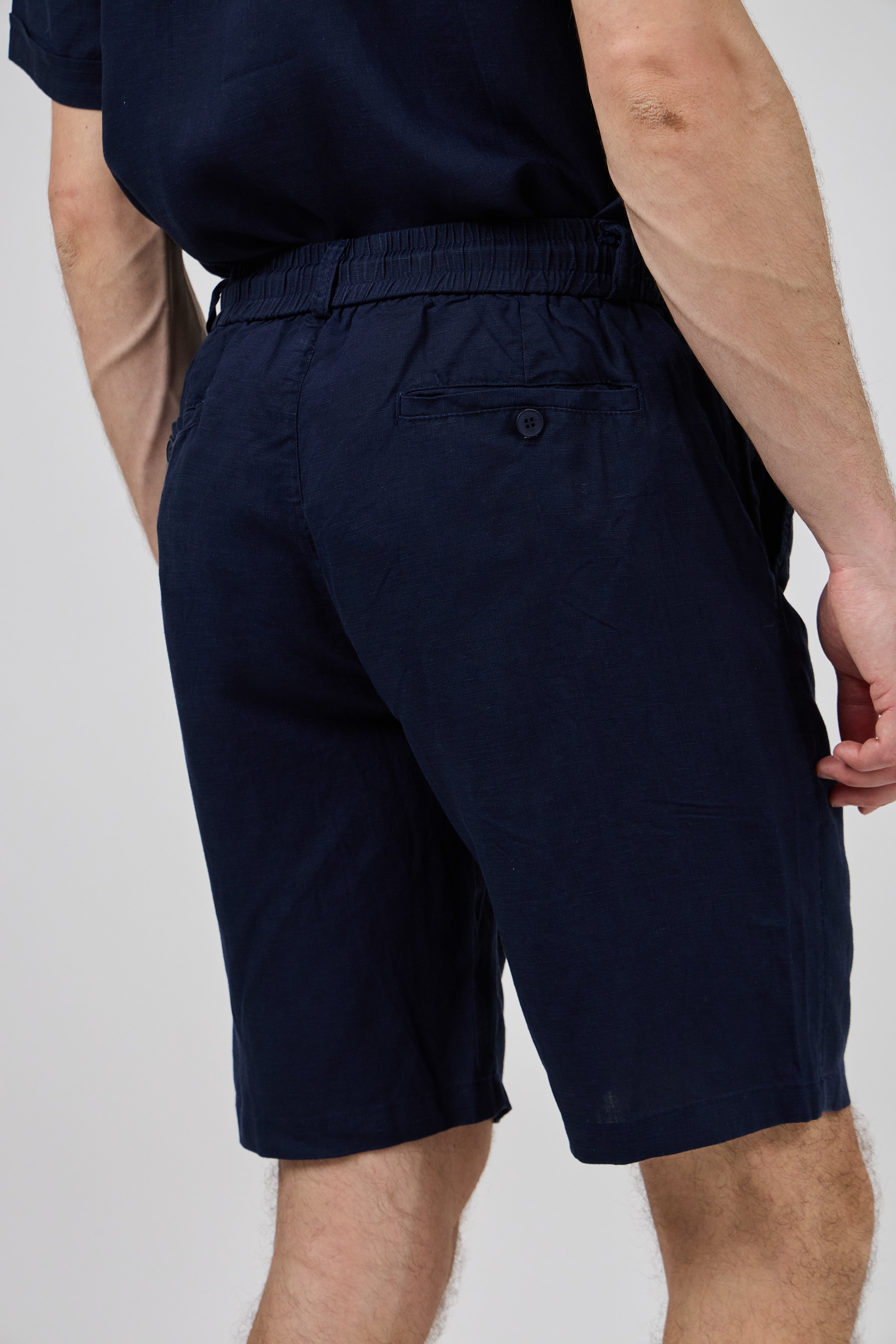 Short homme à taille élastique en lin avec cordon de serrage