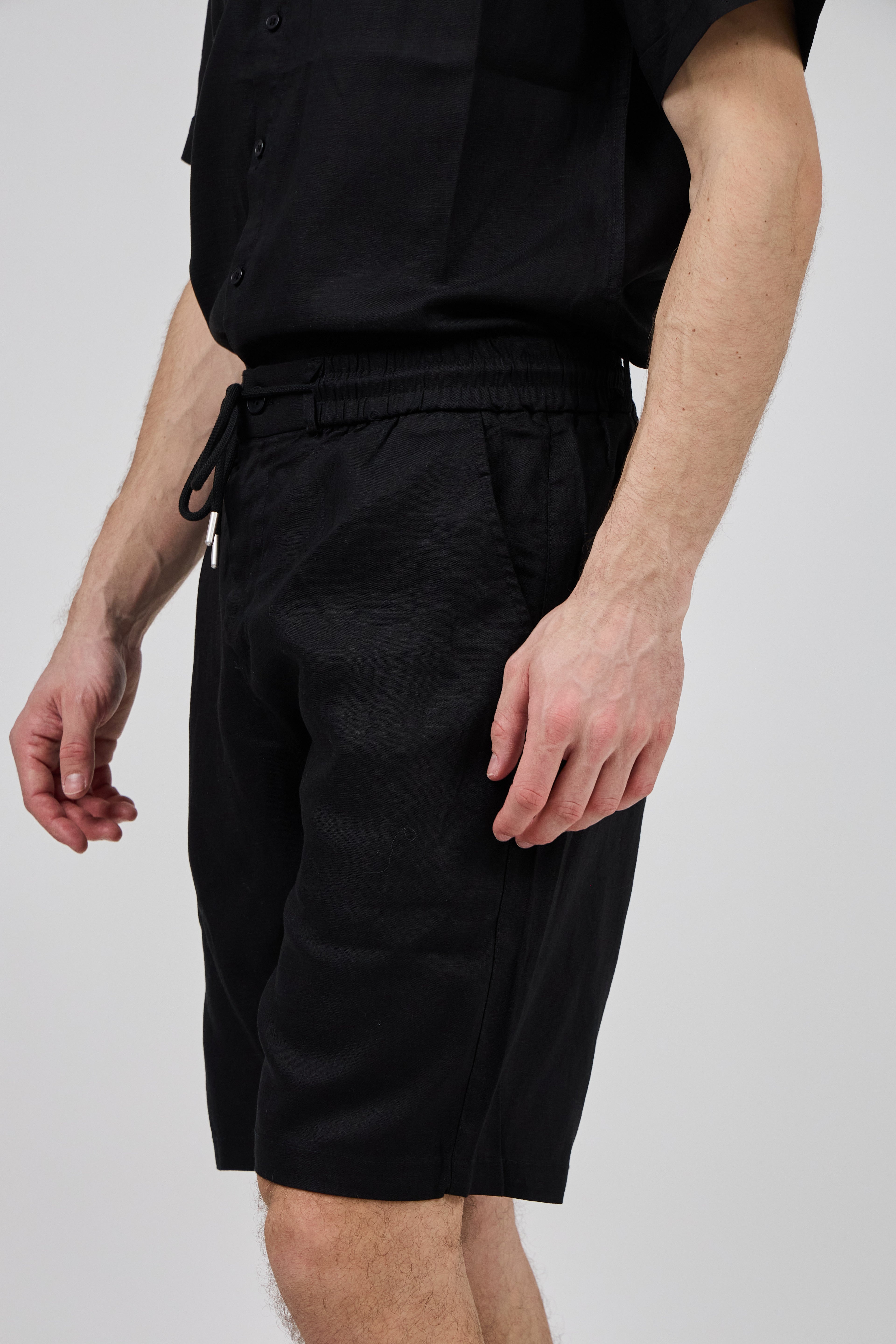 Short homme à taille élastique en lin avec cordon de serrage