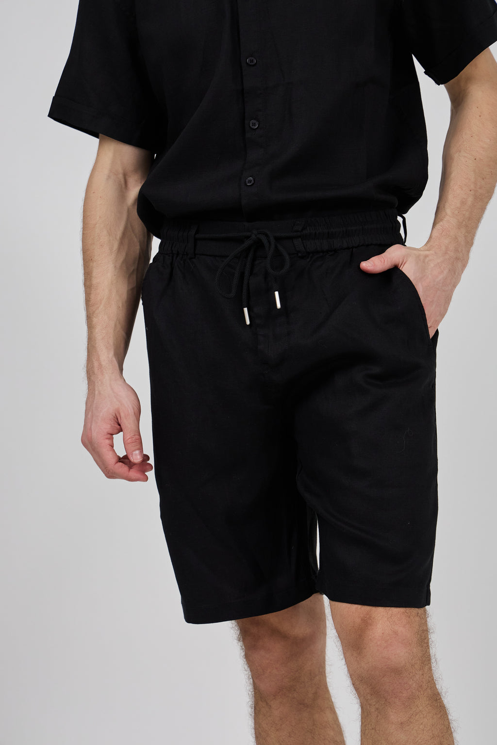 Short homme à taille élastique en lin avec cordon de serrage
