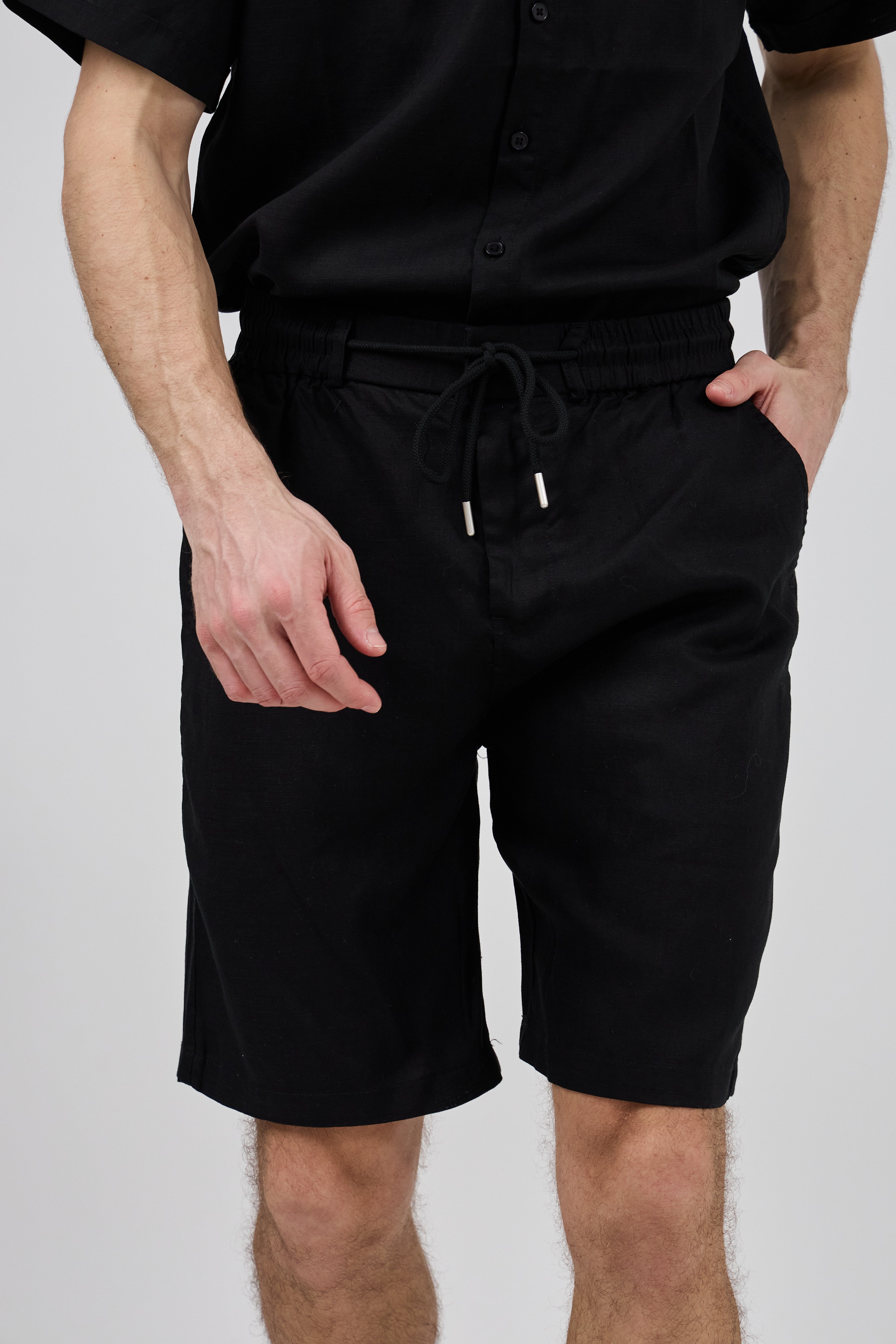 Short homme à taille élastique en lin avec cordon de serrage