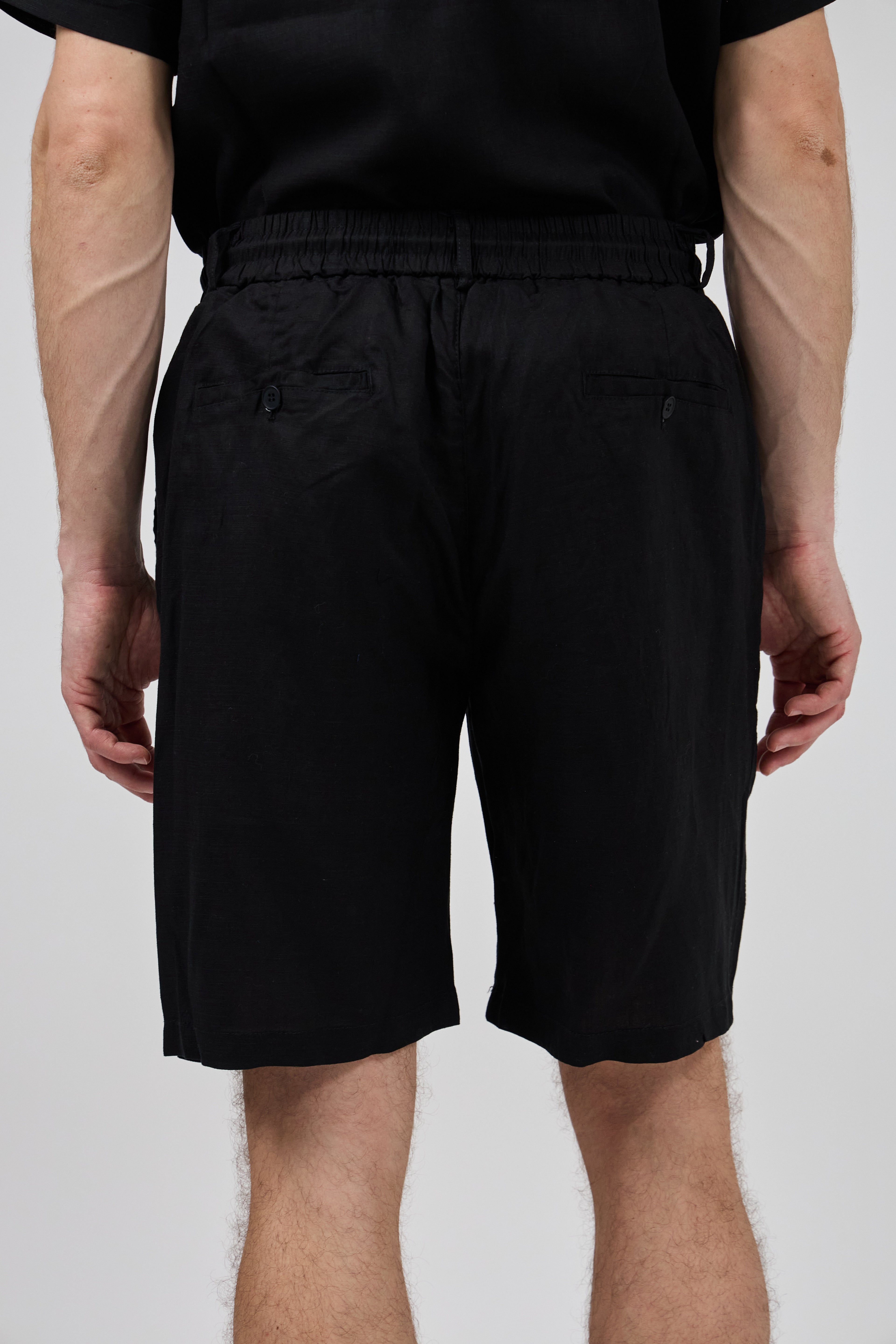 Short homme à taille élastique en lin avec cordon de serrage