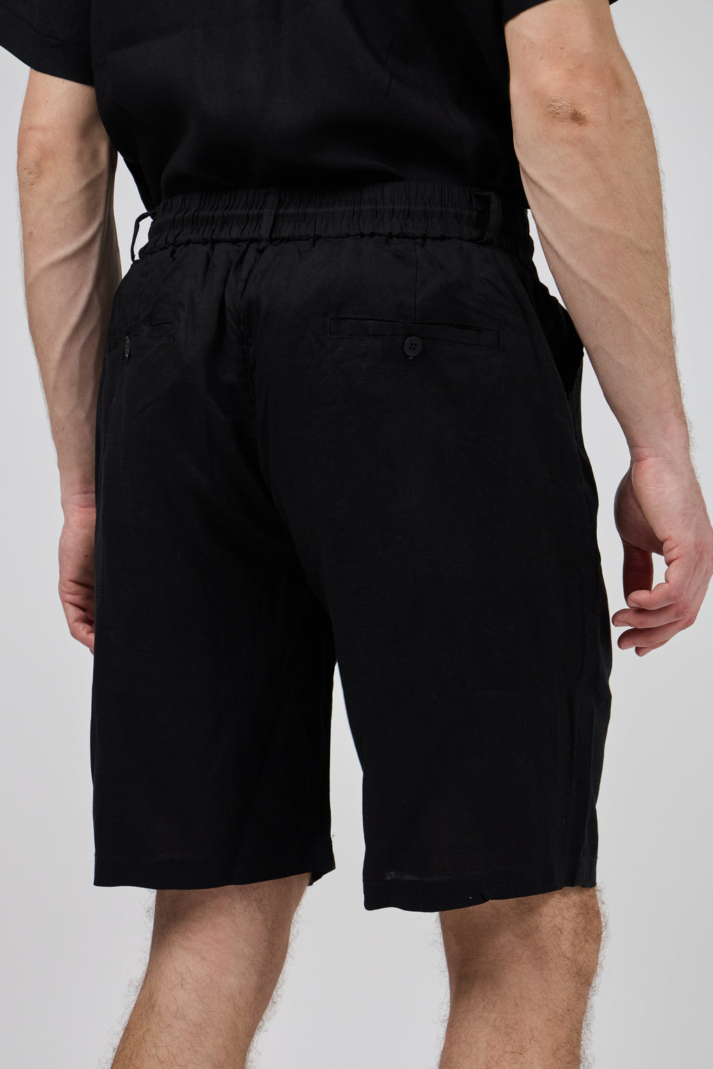 Short homme à taille élastique en lin avec cordon de serrage