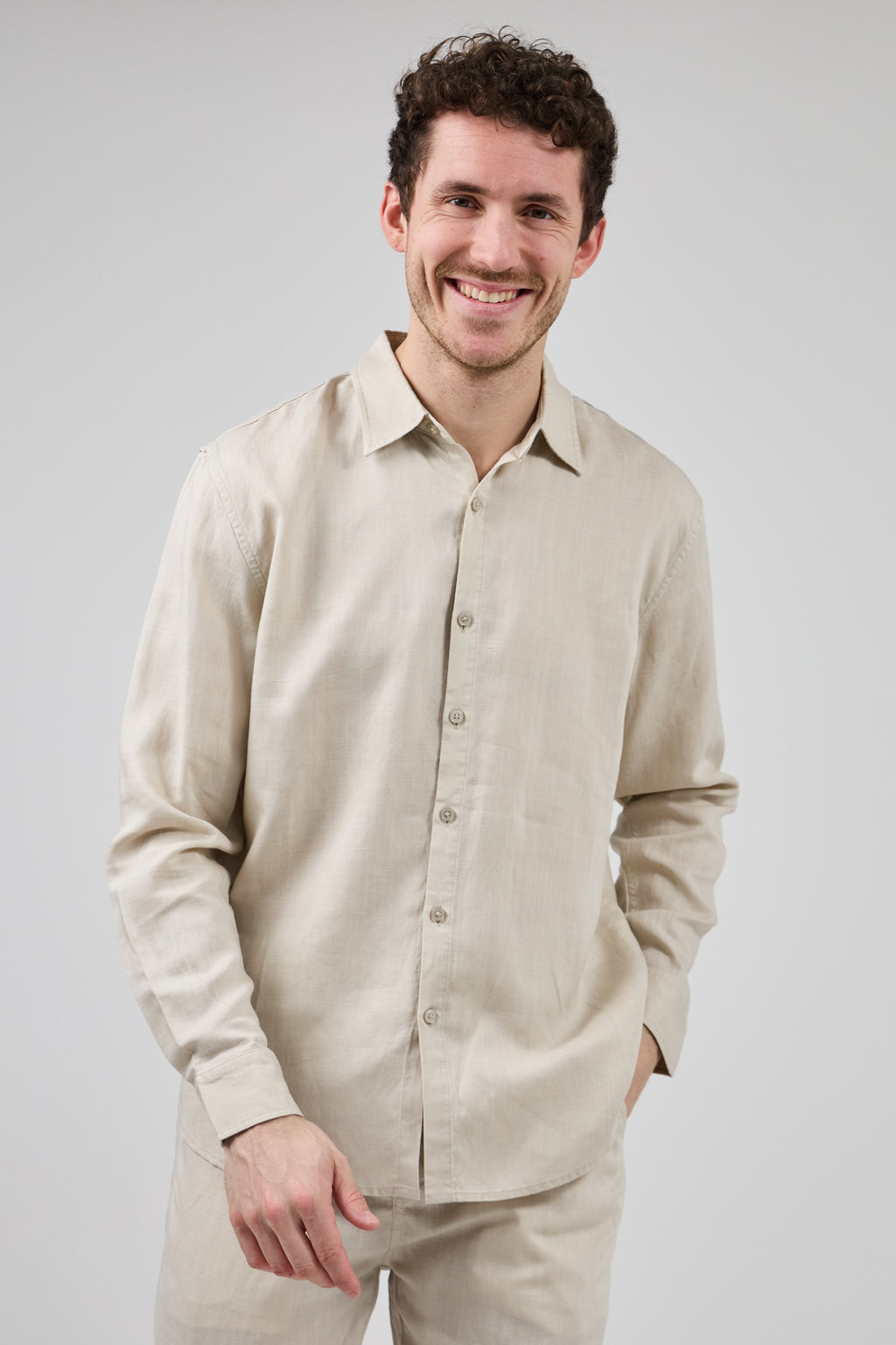 Chemise en lin à Manches Longues Coupe Moderne Boutonnée