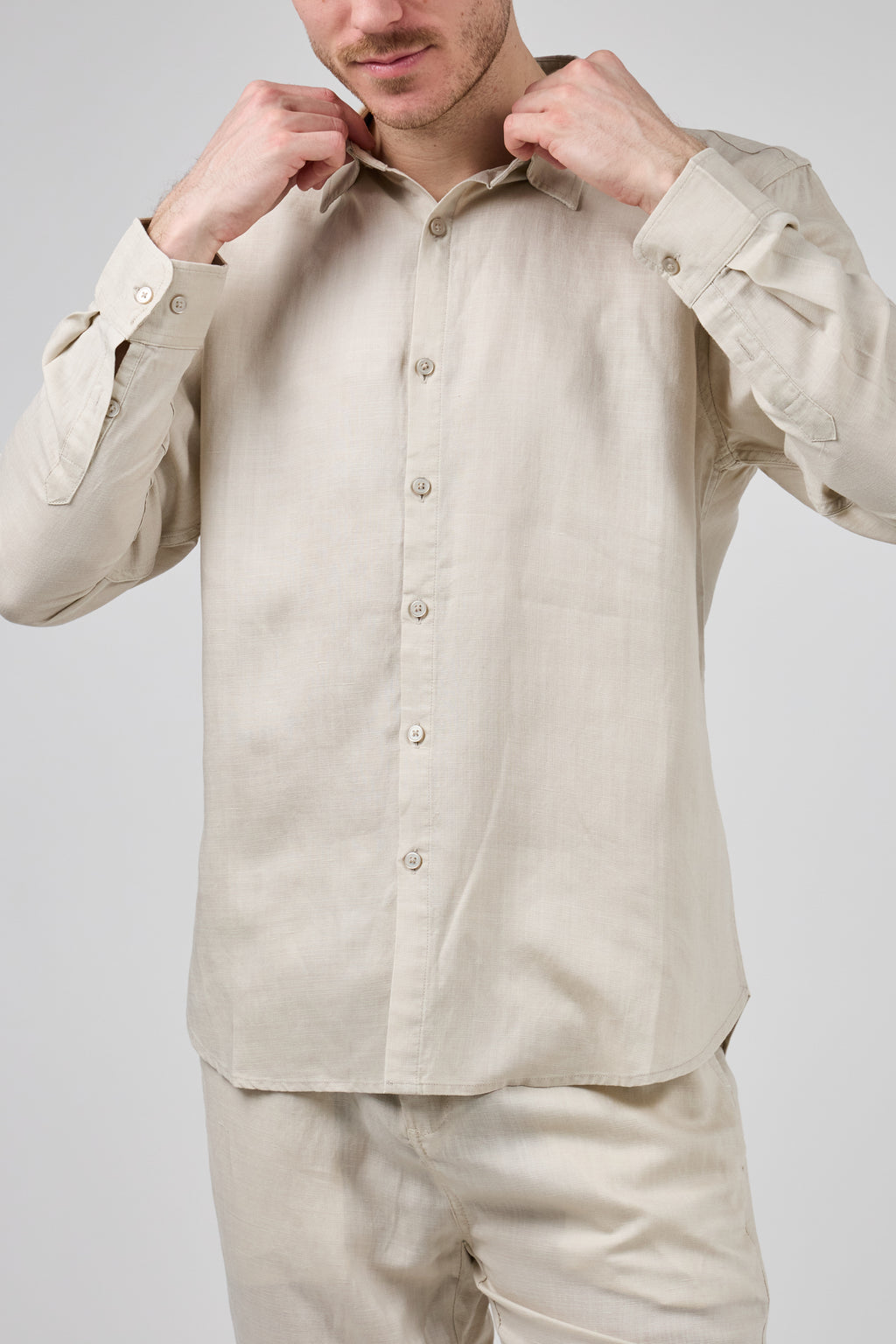 Chemise en lin à Manches Longues Coupe Moderne Boutonnée