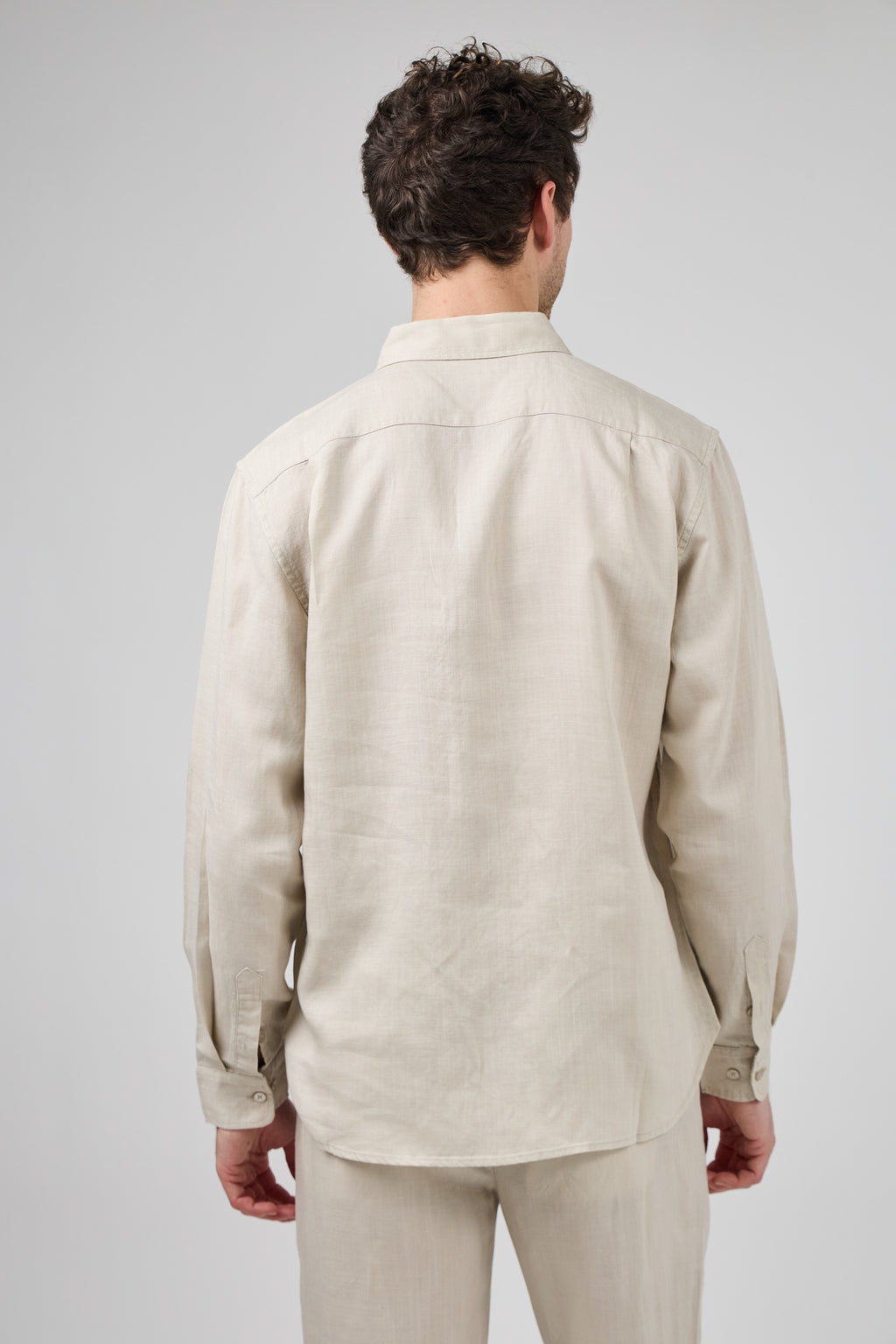 Chemise en lin à Manches Longues Coupe Moderne Boutonnée