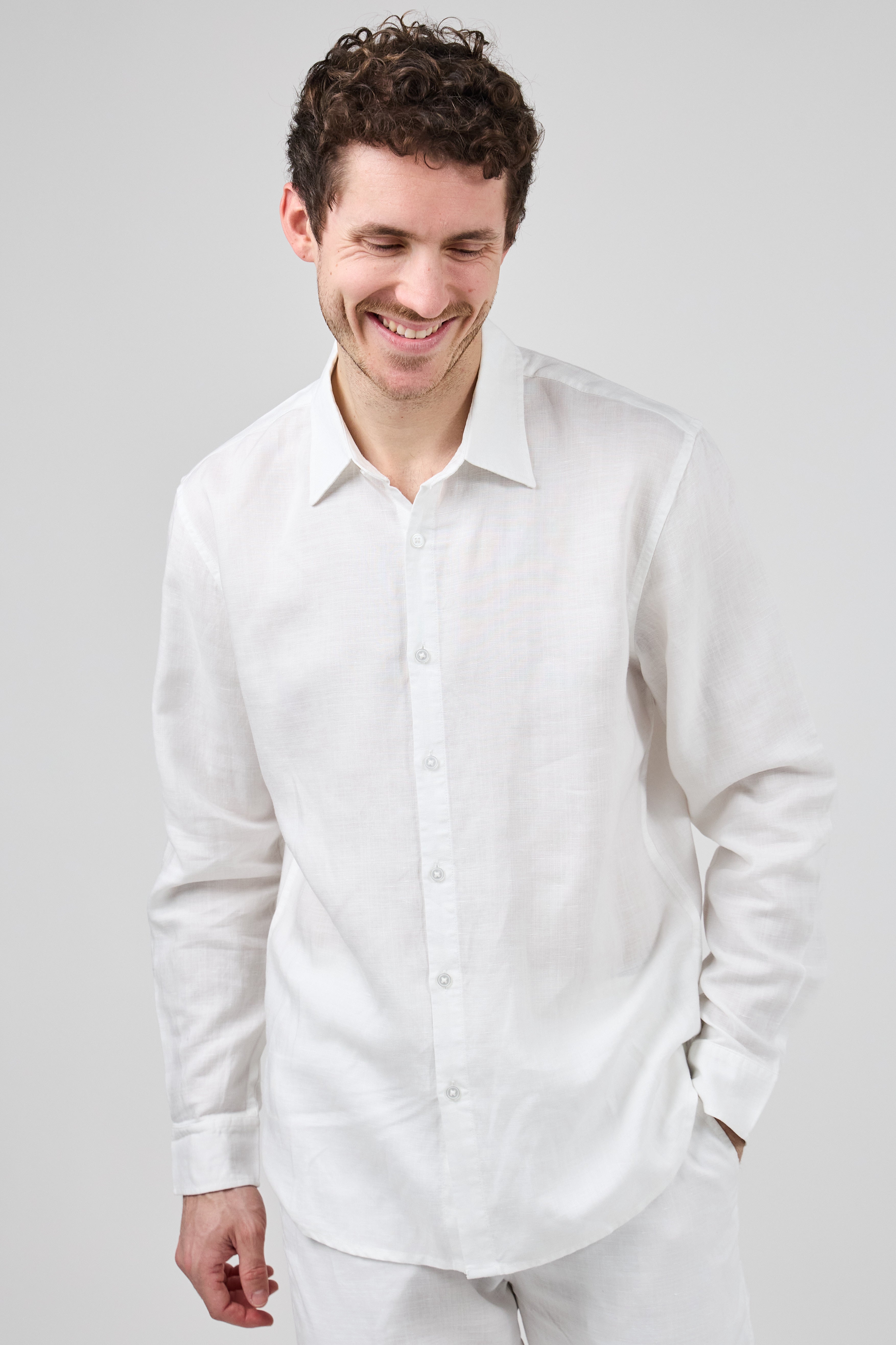 Chemise en lin à Manches Longues Coupe Moderne Boutonnée